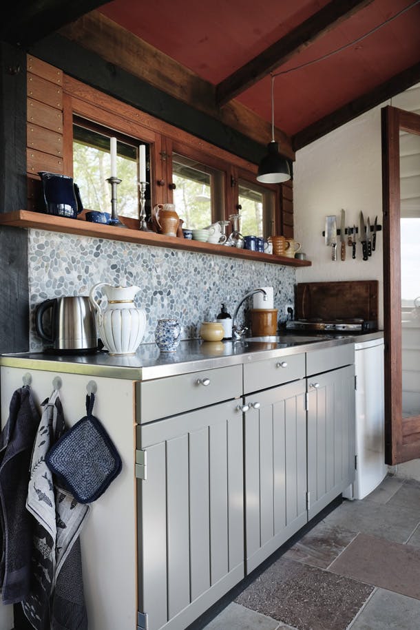 Ook de keuken is helemaal uit gerecyclede materialen en tweedehands vondsten gemaakt. Ook de keuken is helemaal uit gerecyclede materialen en tweedehands vondsten gemaakt.