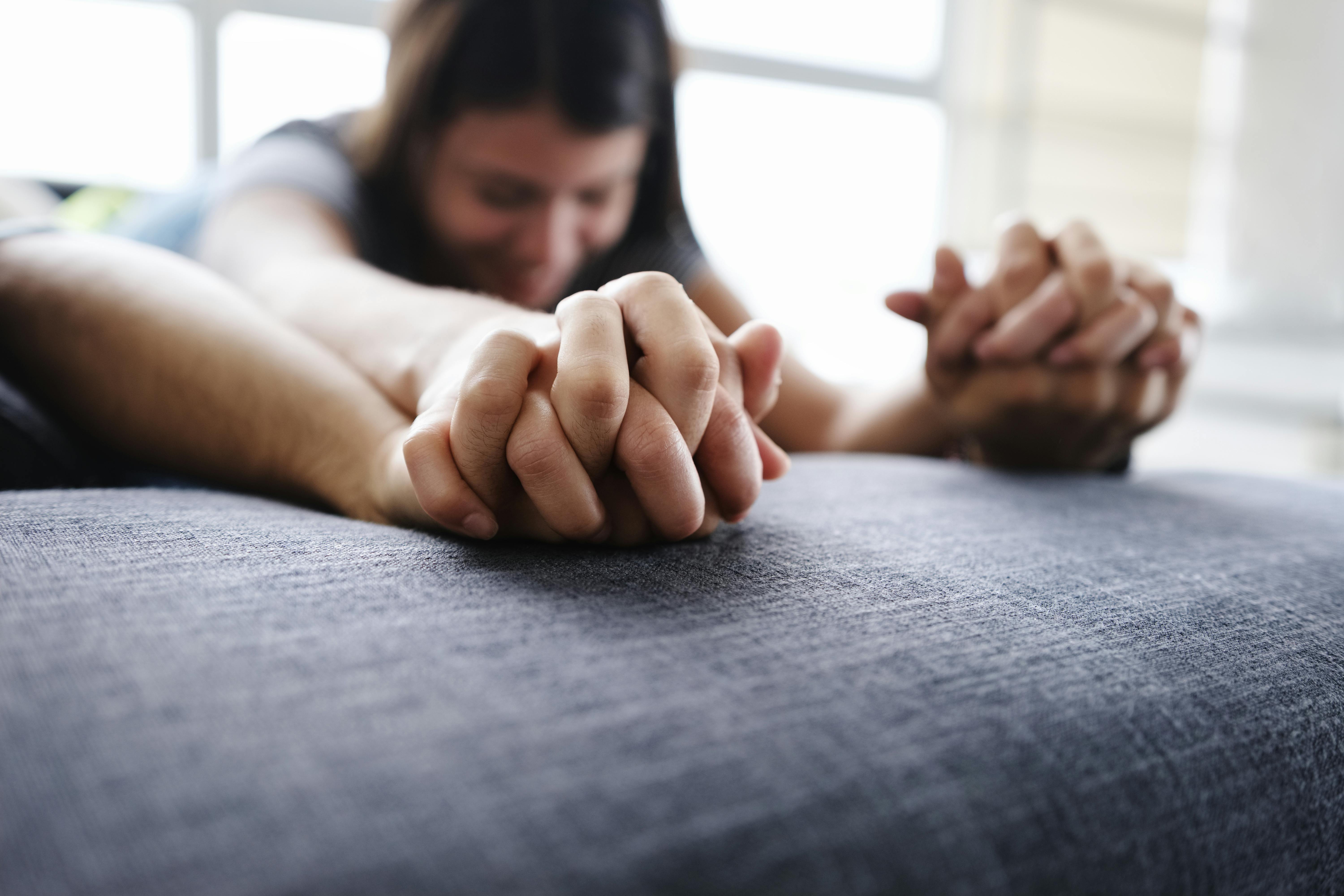 Vil du gerne finde en bolleven? Kvinde og mand har sex på sofa