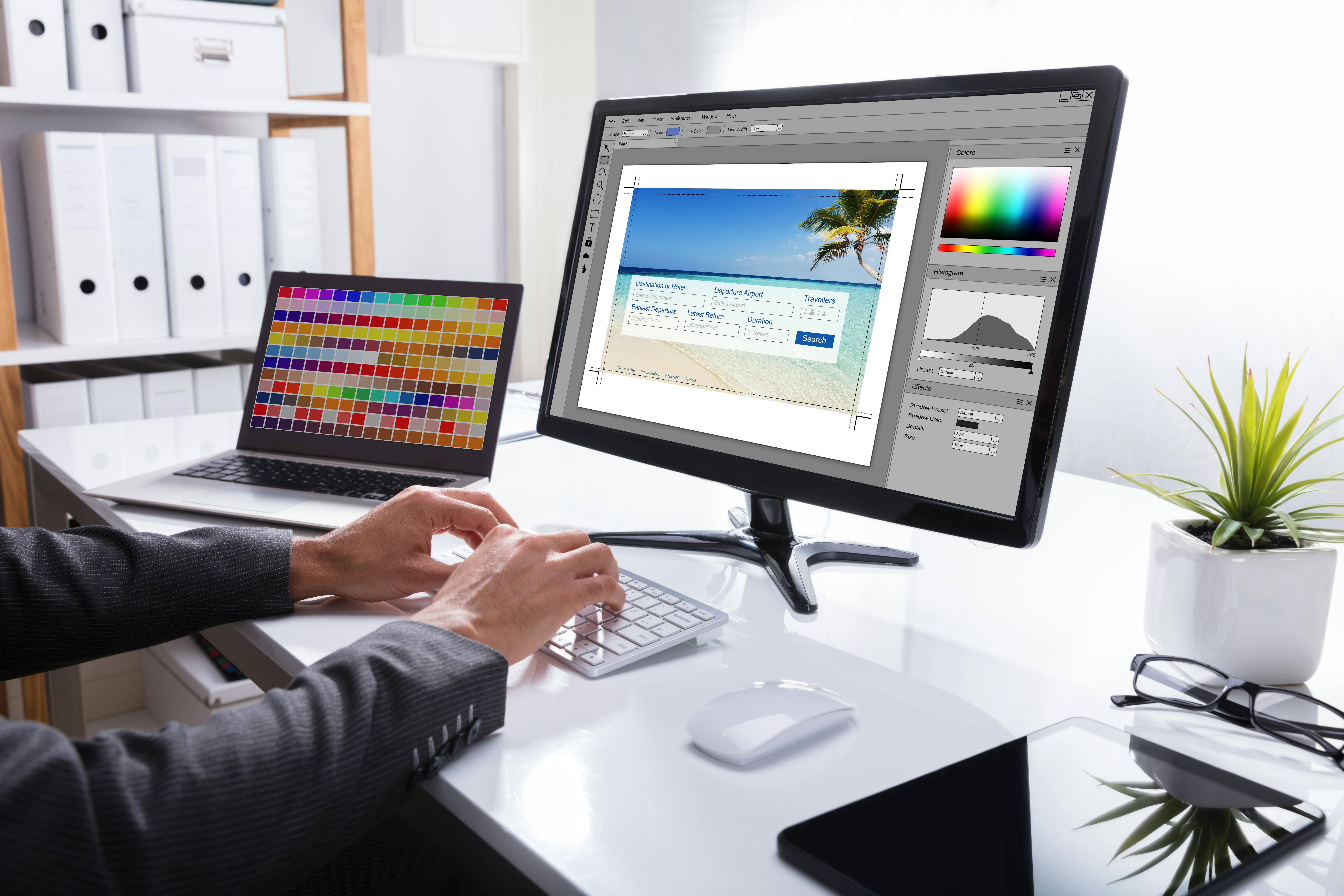 Man redigerar bilder i Windows Foton.