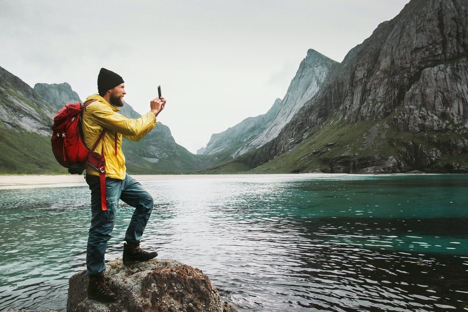Utendørsfotograf fotograferer fjell.