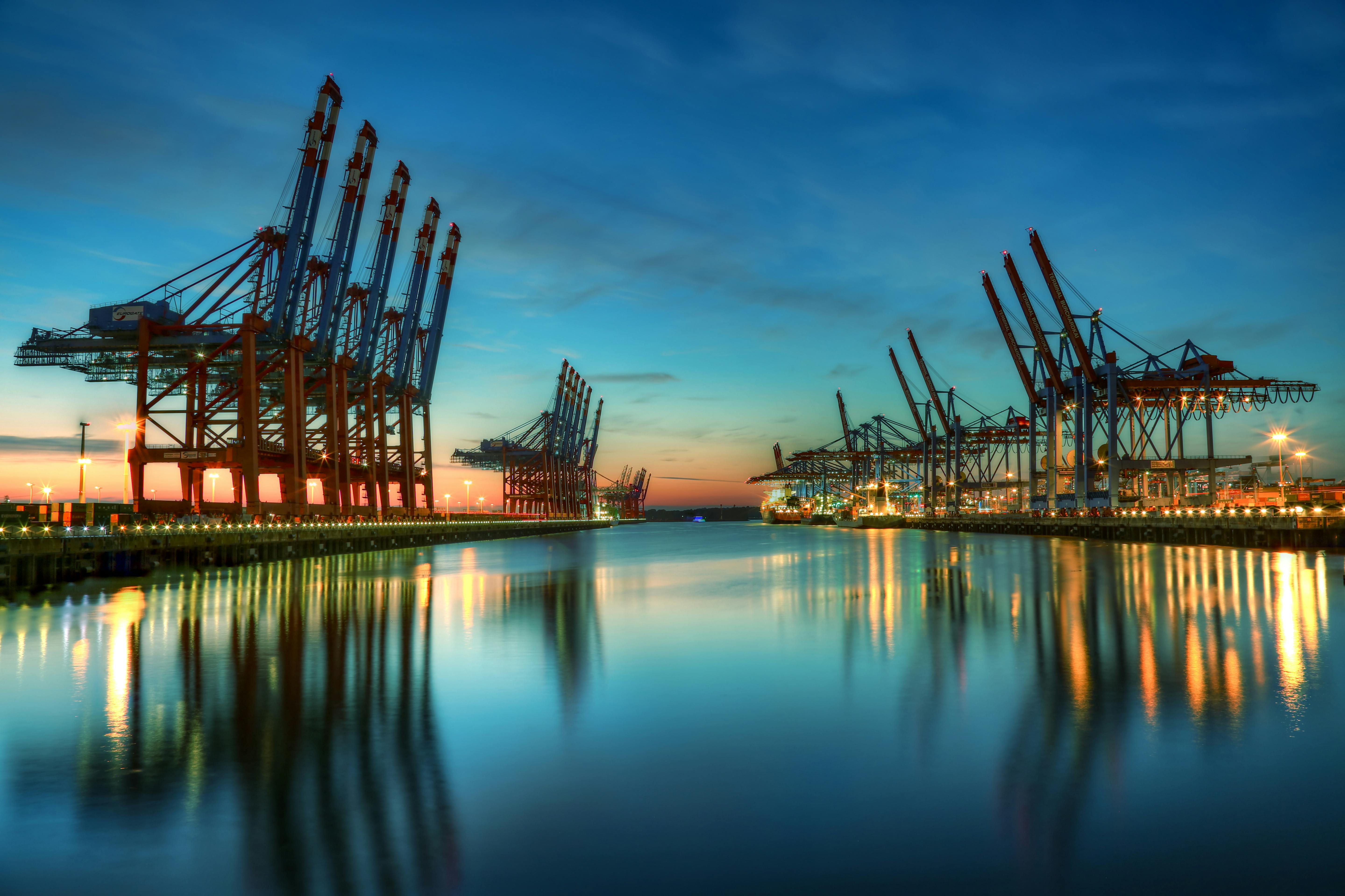 Kraner på havnen fotograferet i den blå time