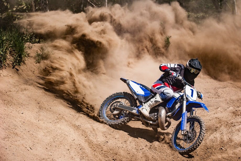 Keskipitkä teleobjektiivi urheilu toiminta motocross