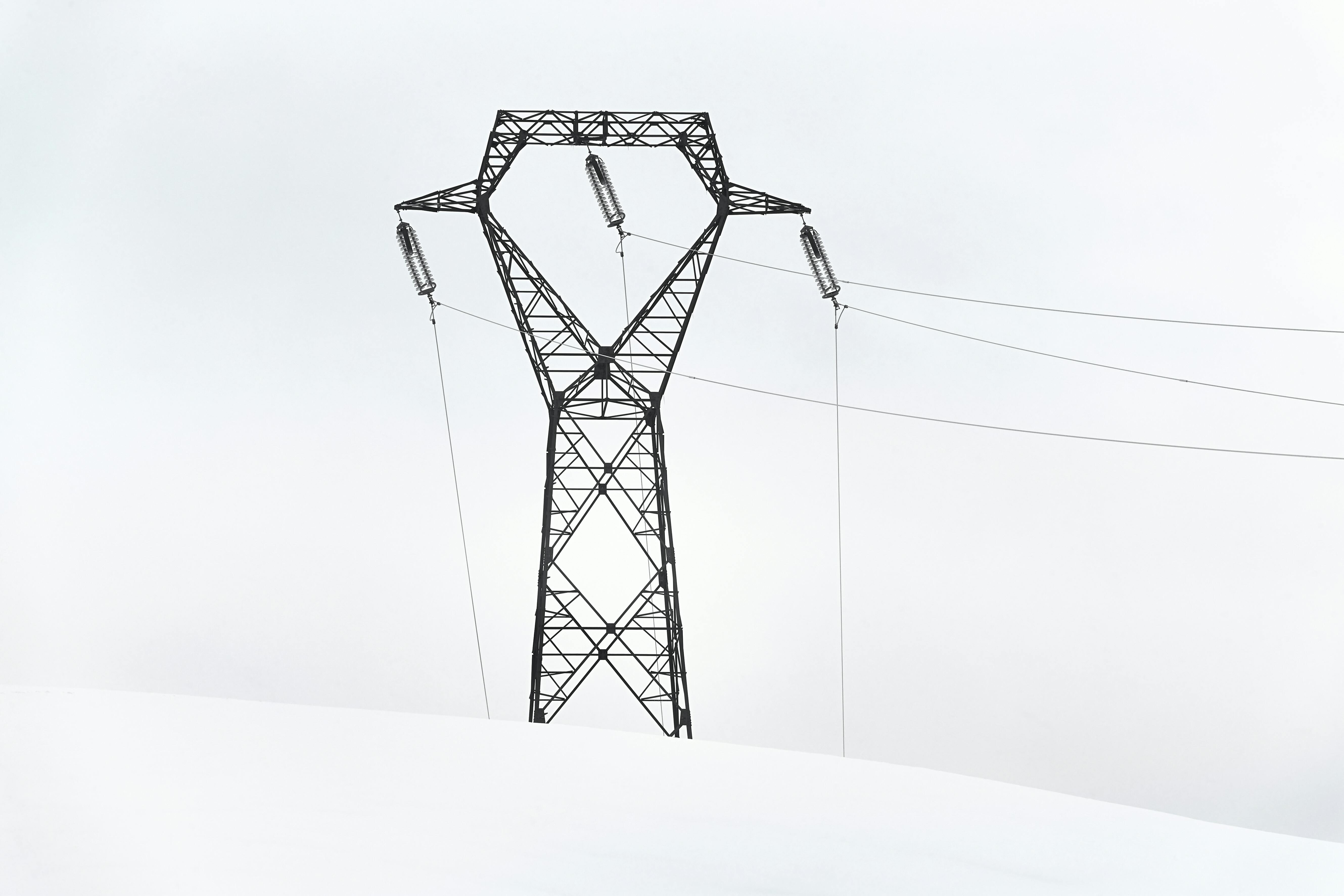 Strømmast i snølandskap