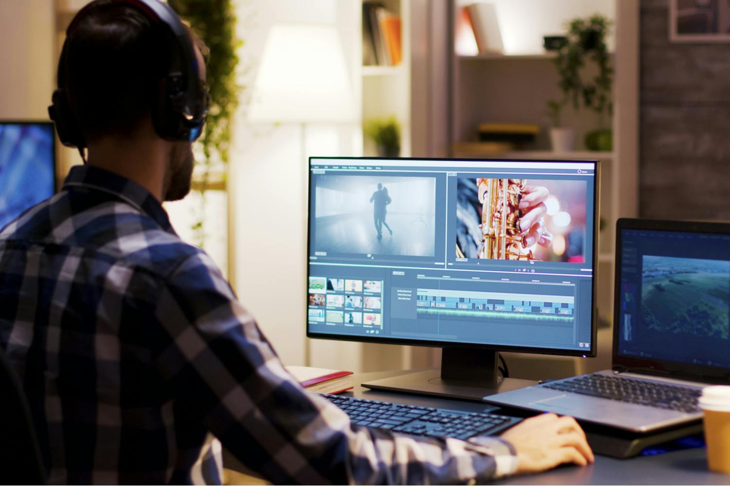 Mand redigerer video på sin computer.