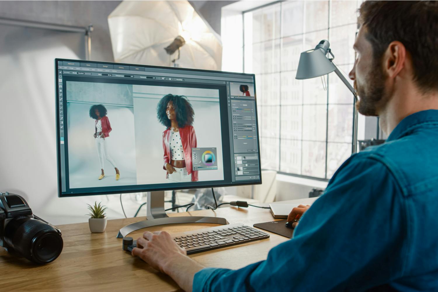 Fotograf jobbar i Photoshop