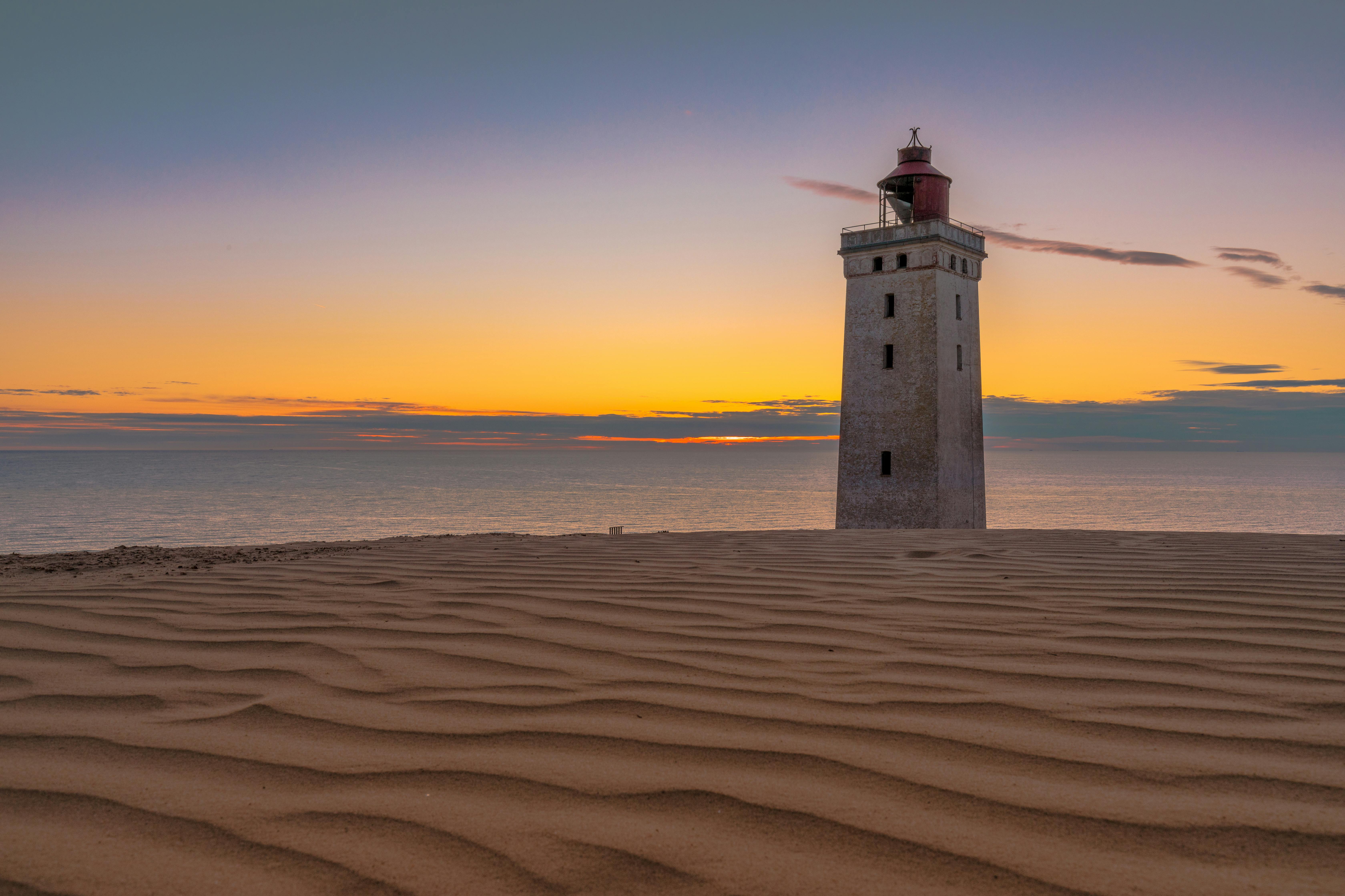 Rubjerg Knude Fyr i solnedgangen.