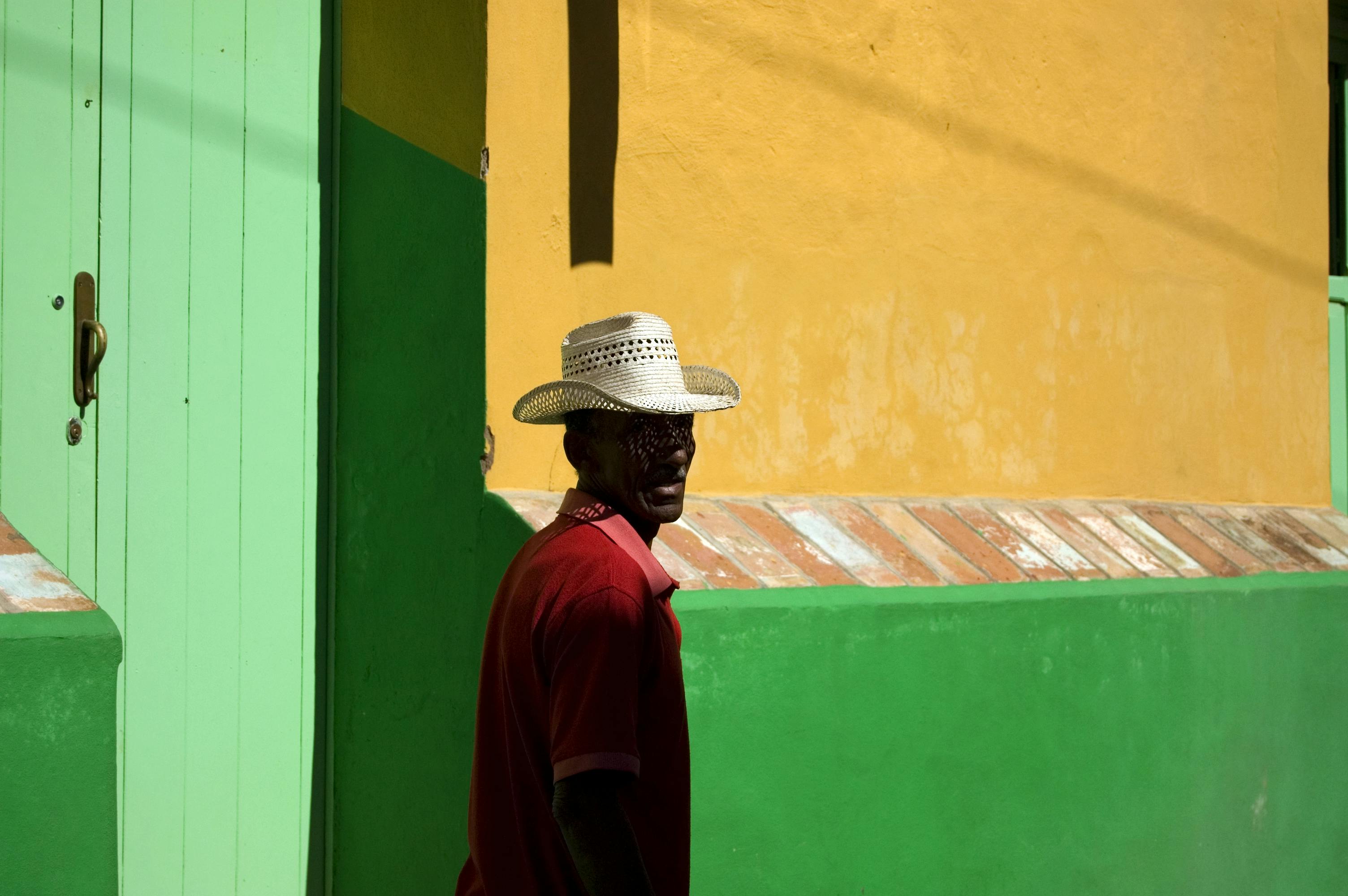Mann med stråhatt fotografert på Cuba