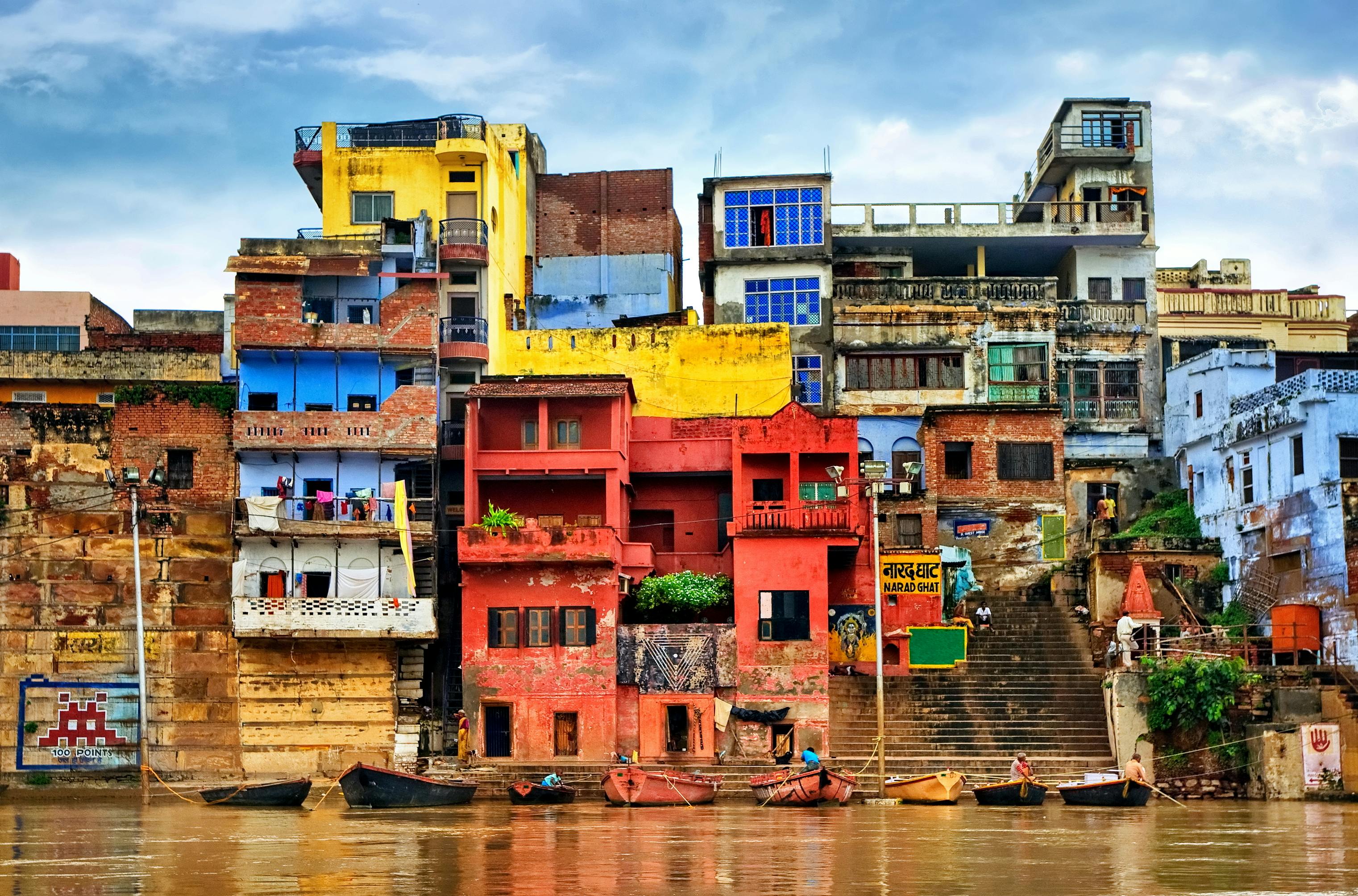 Fargerike hus ved Ganges
