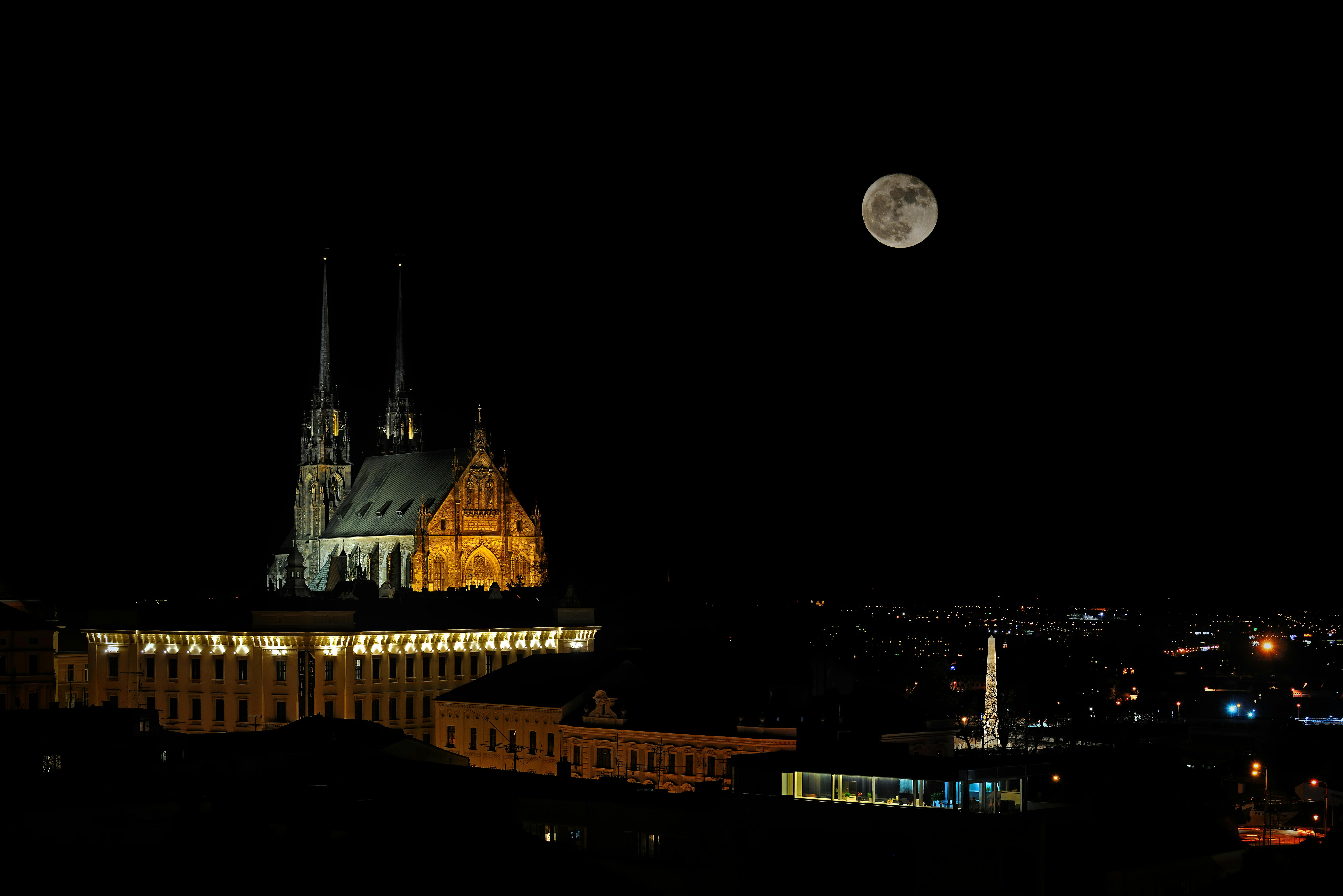 Supermåne over katedral