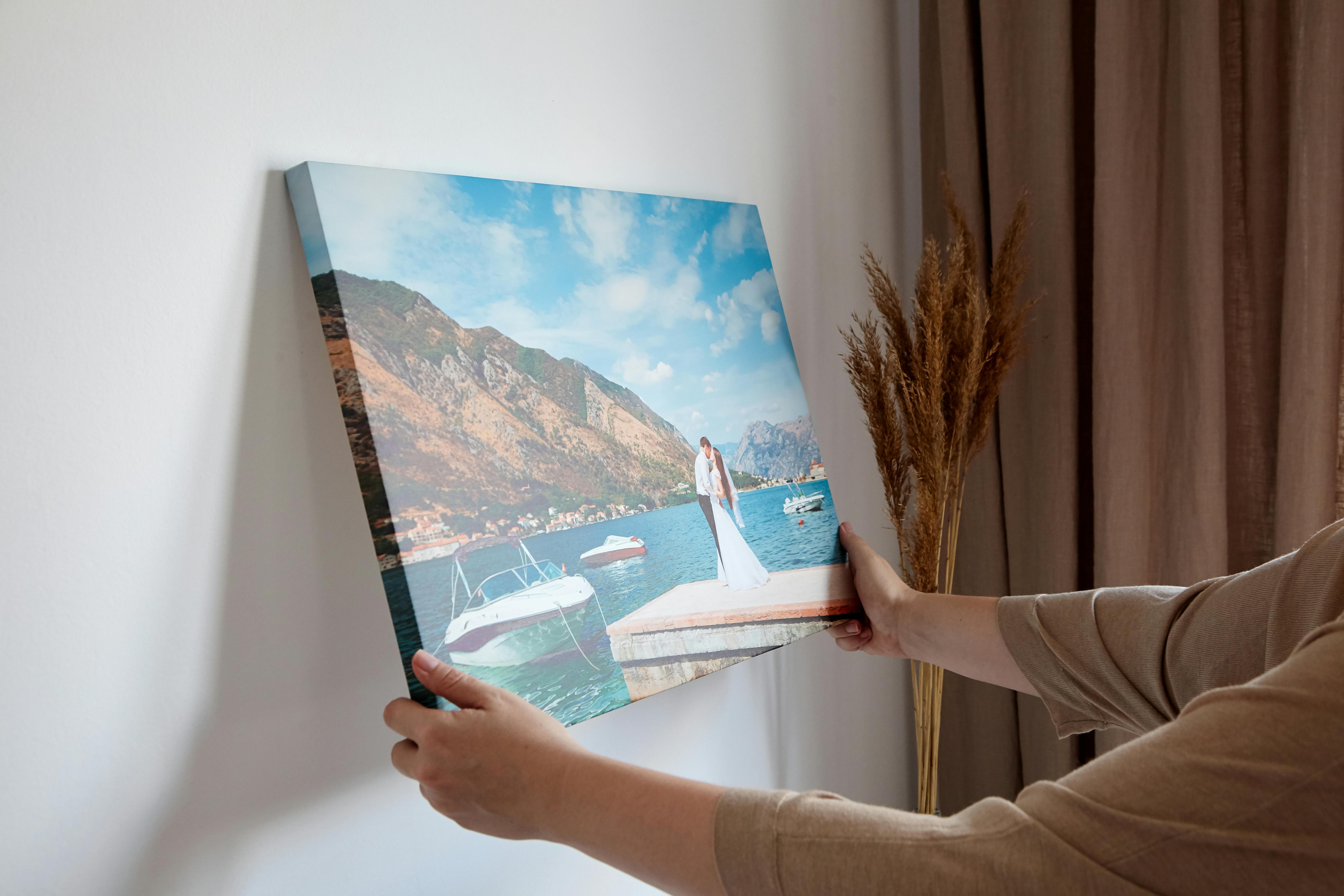 Hjemmelavet foto er blevet printet og hænges på væggen.