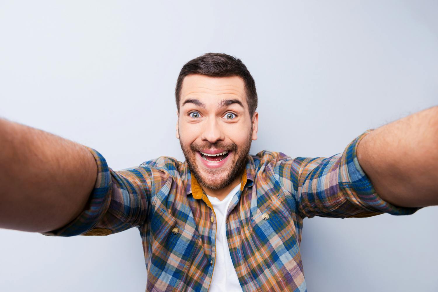 Mann som tar selfie Ta heller selfien litt ovenfra, da blir resultatet som regel best