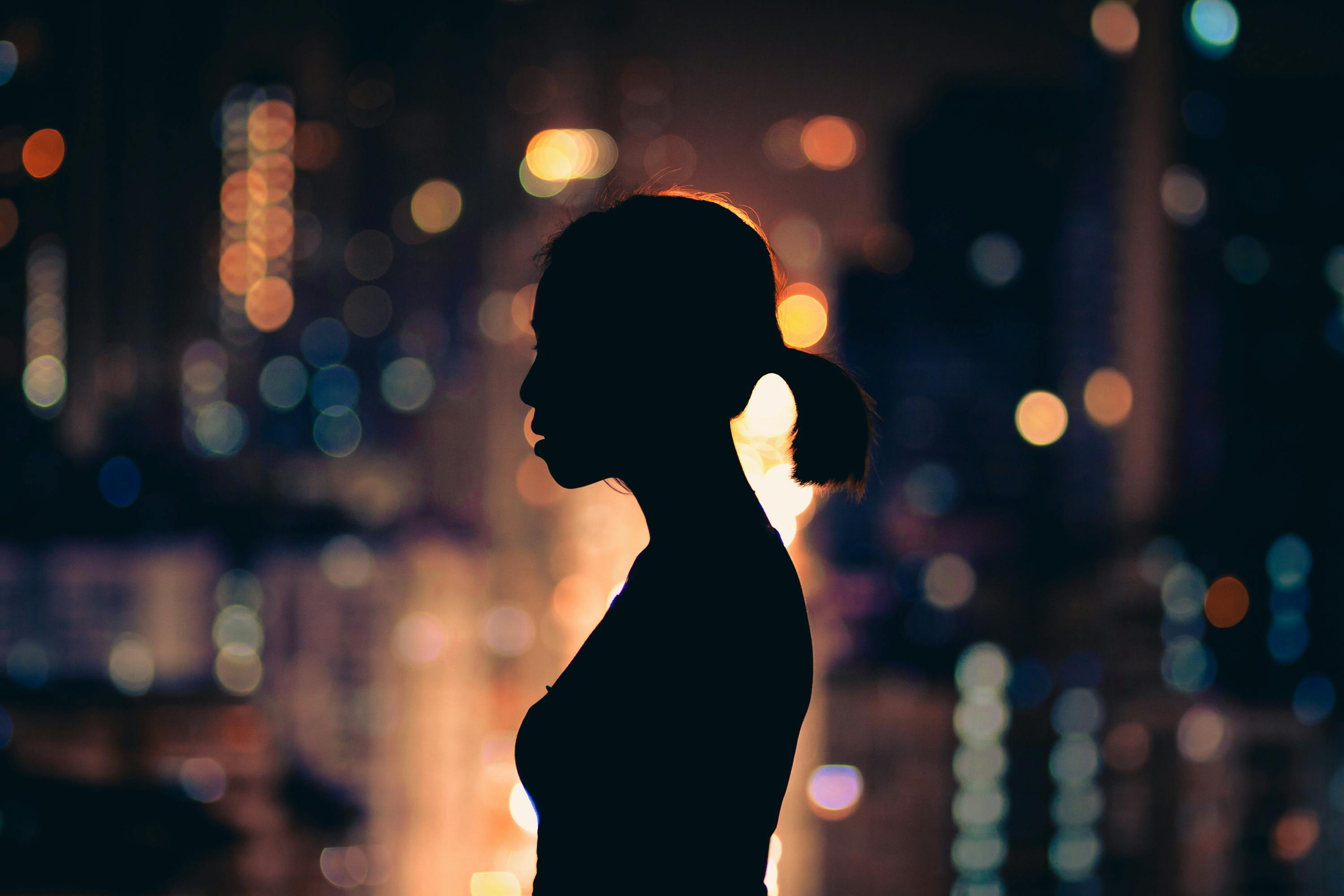 Silhuett med bokeh i bakgrunnen.