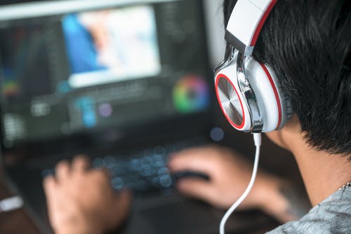 Man redigerar video på datorn