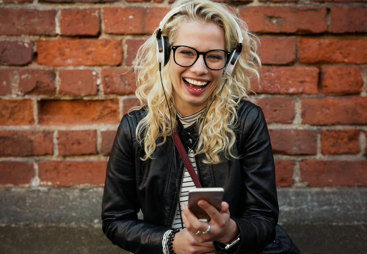 Jente hører musikk på Spotify