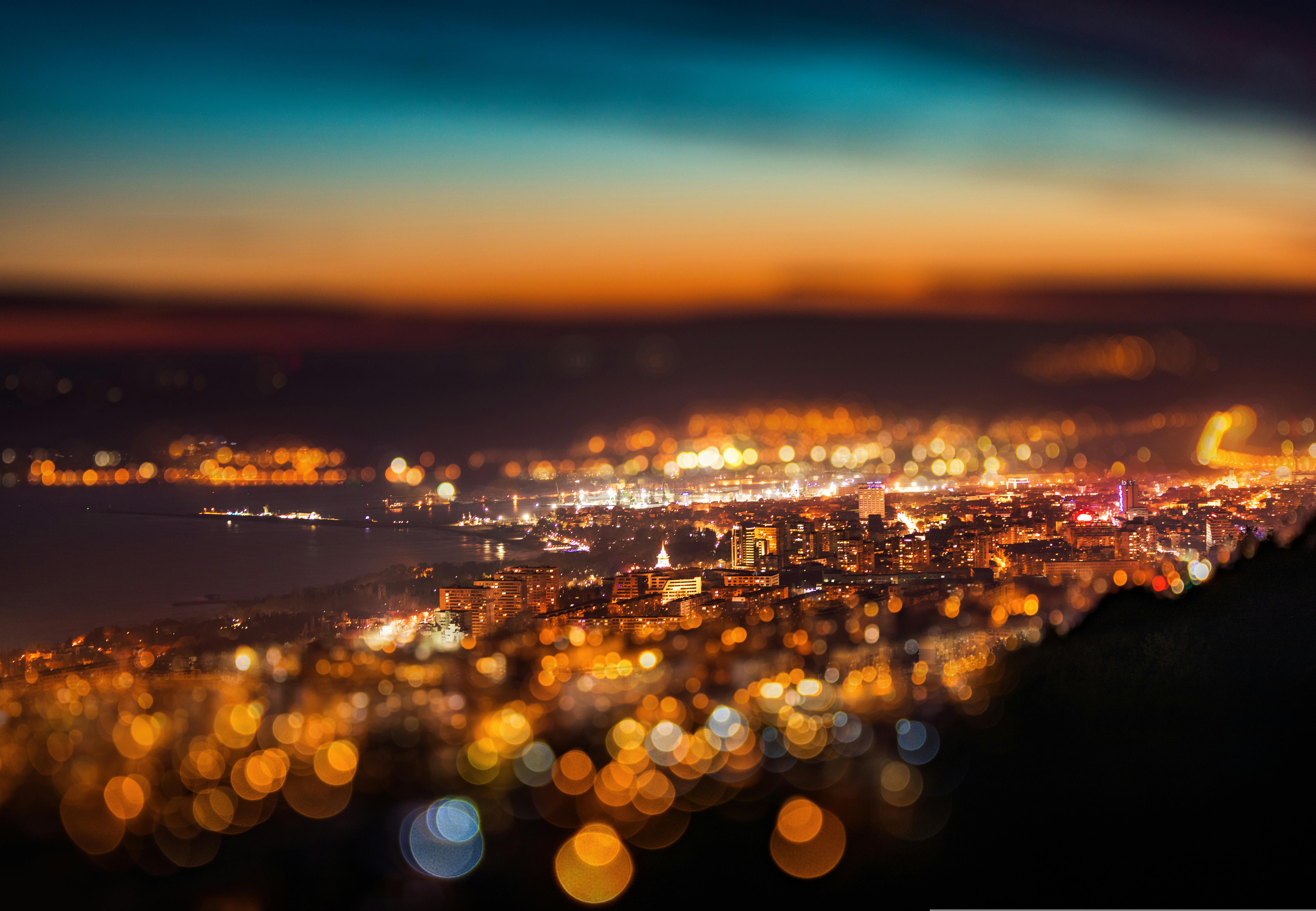 Bokeh i for- og baggrund af byen.