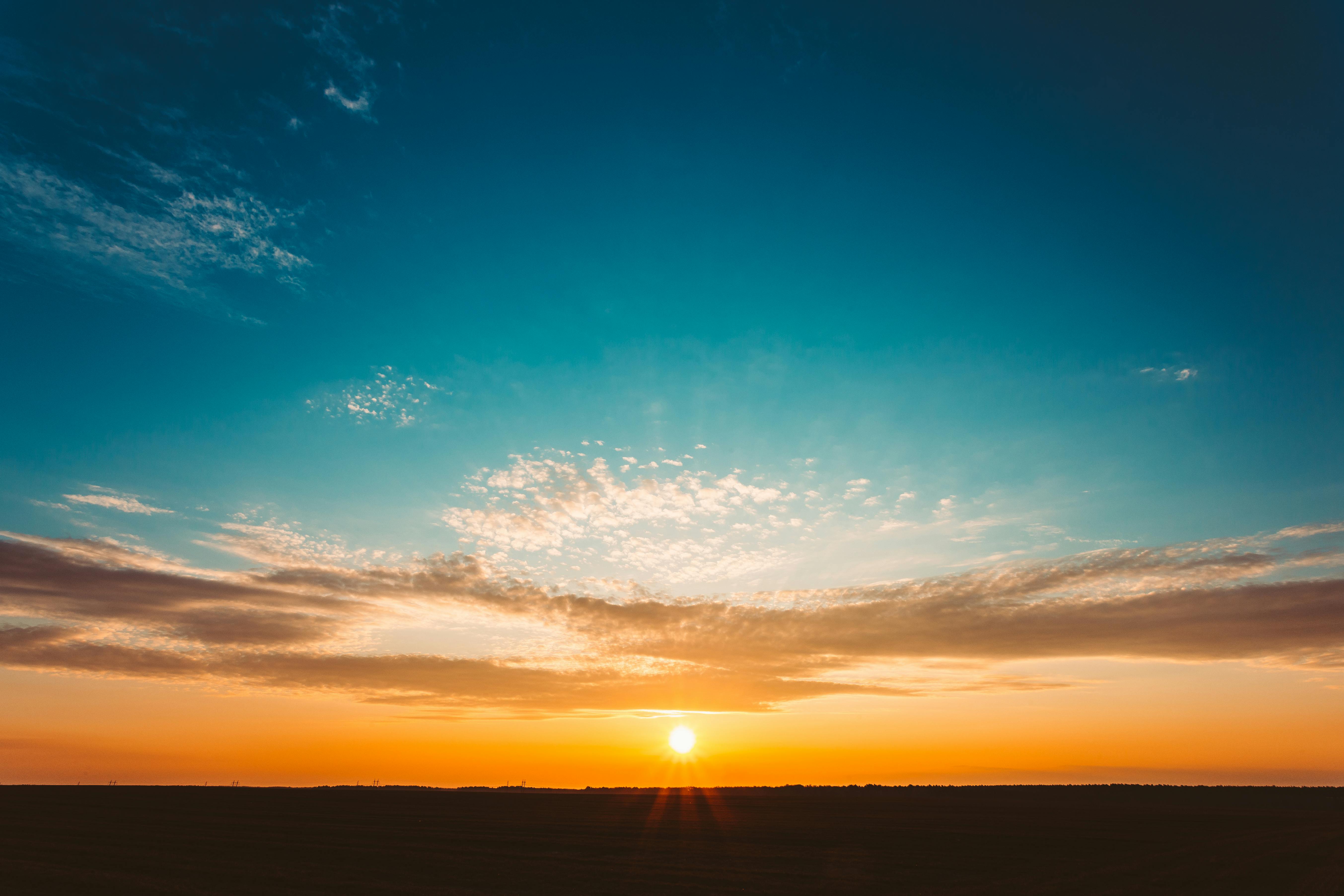 Solnedgang med sterk kontrast mellom oransje og blå
