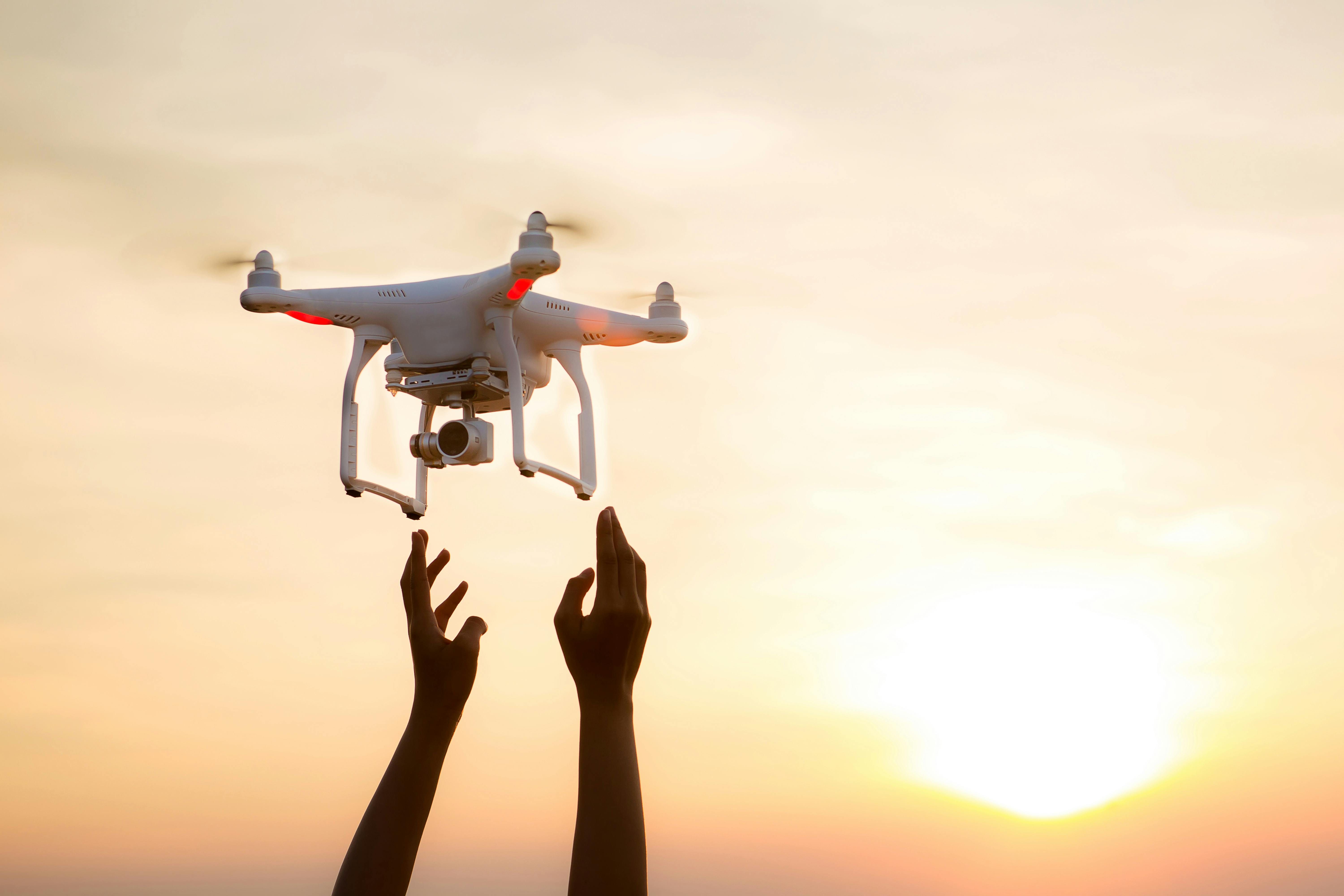 Drone flyr i solnedgangen