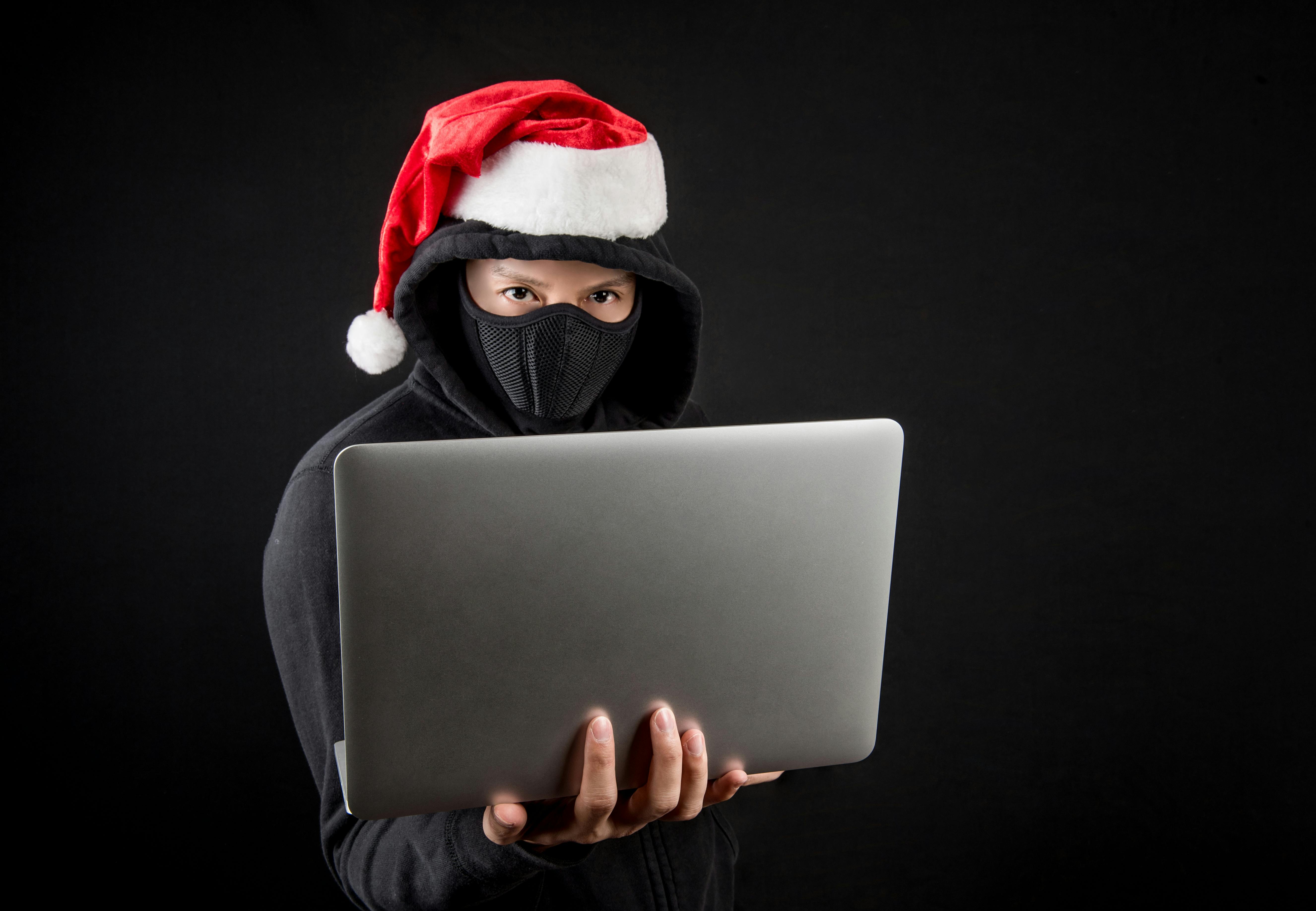 Skummel hacker-type, der holder en bærbar computer