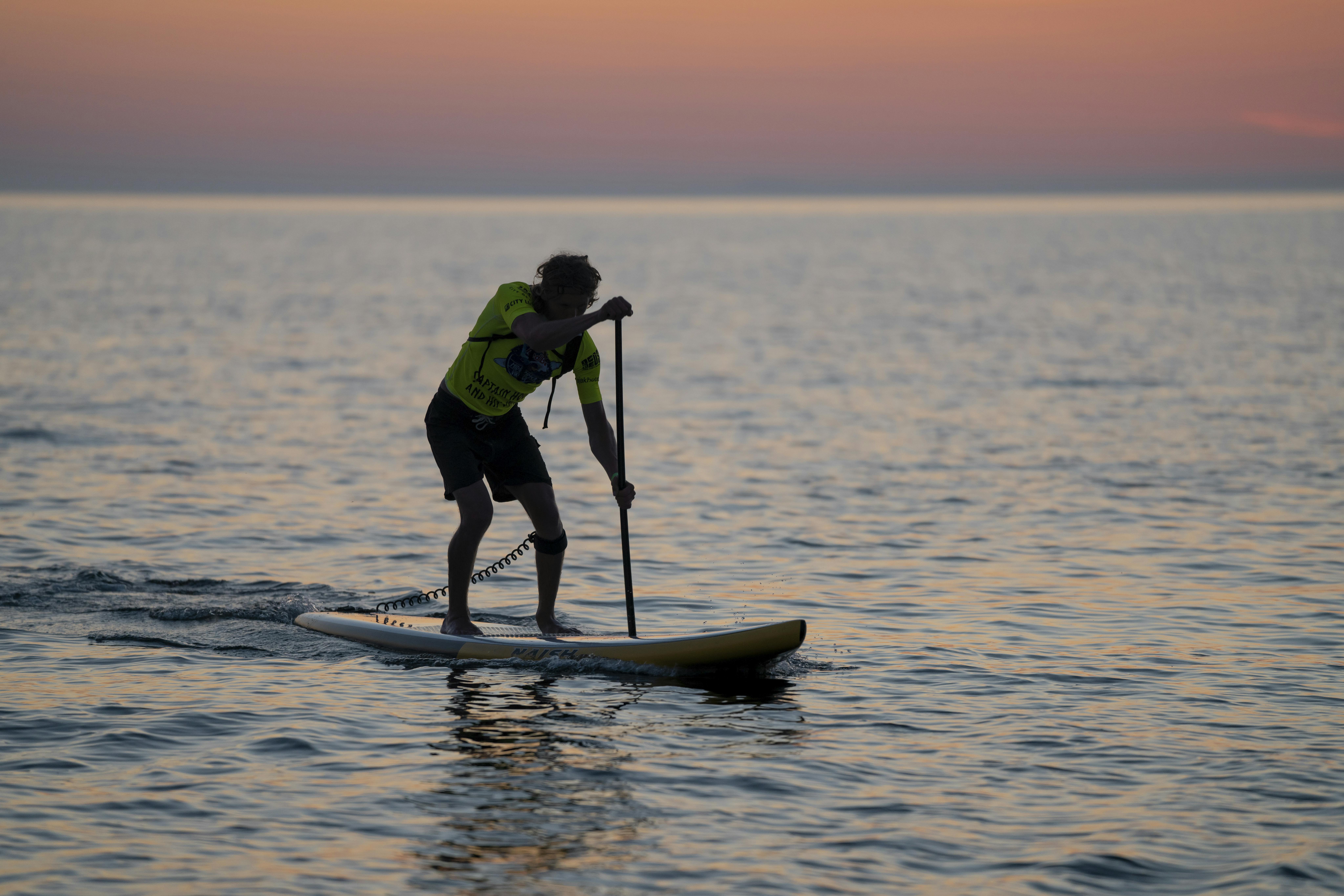 Mand på paddleboard.