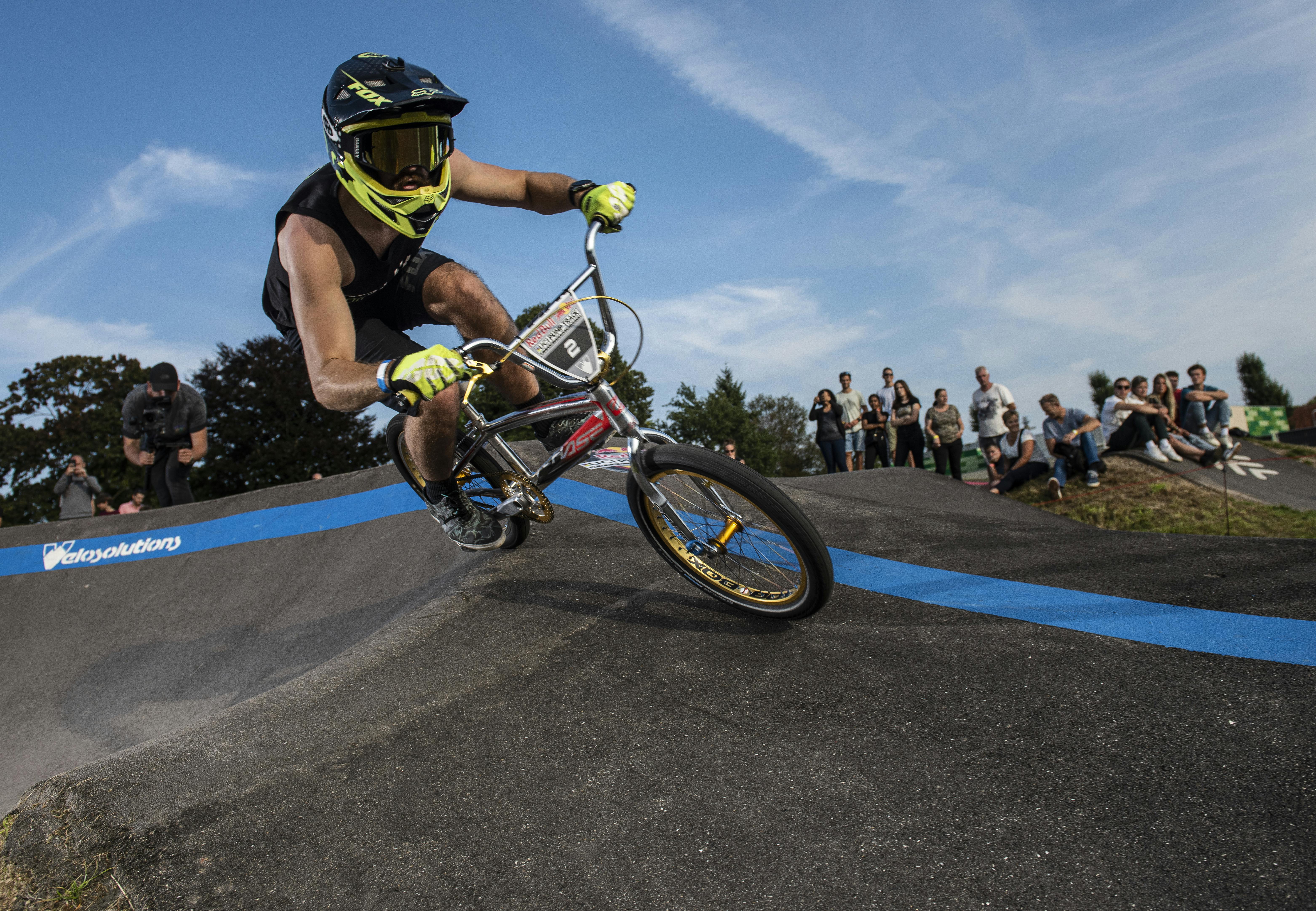 Mies BMX-pyörän selässä.