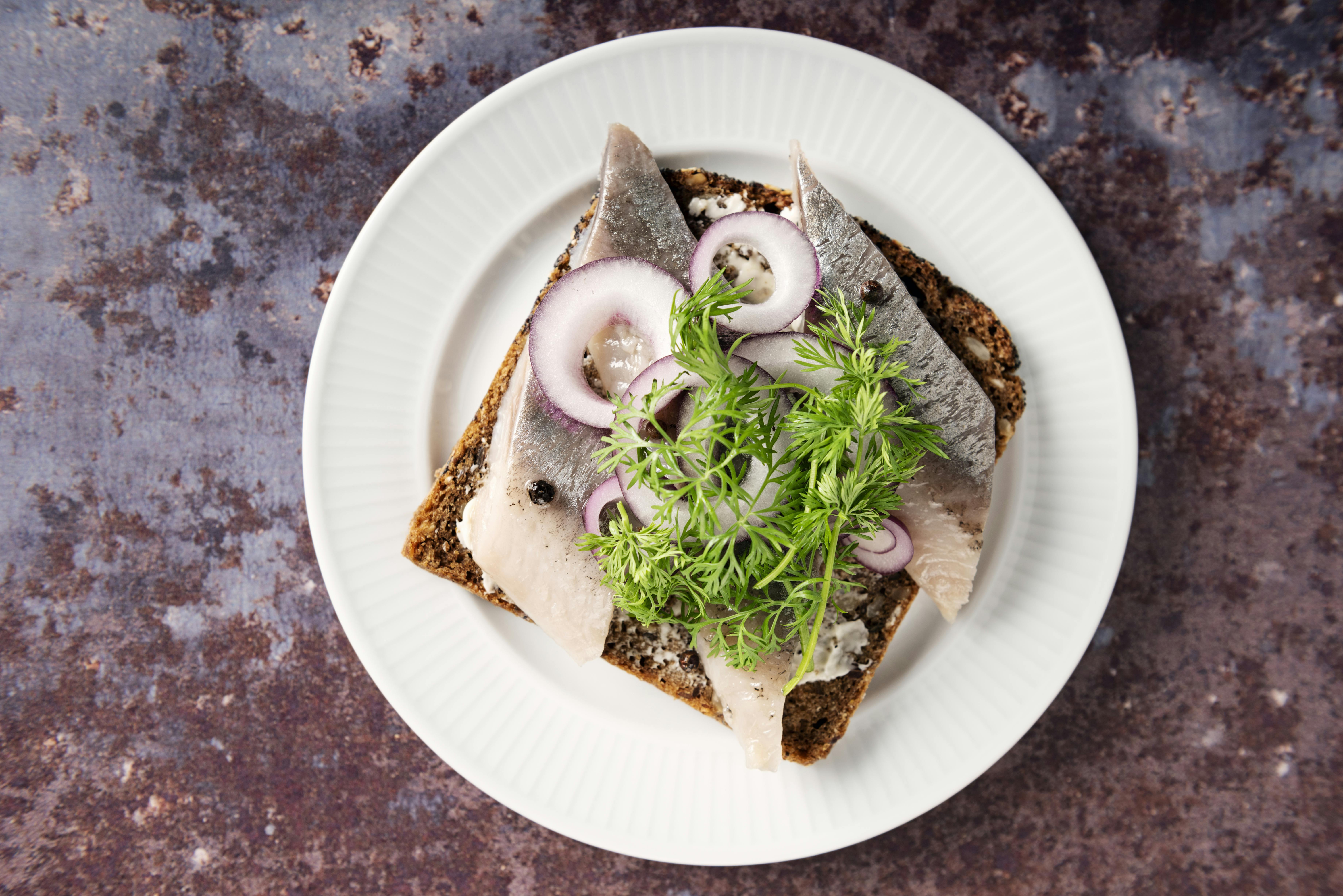 Fede fisk er en god kilde til D-vitamin. Så var det noget med en sildemad? Fede fisk som sild, makrel og laks er god kilde til D-vitamin, som er godt for knoglerne