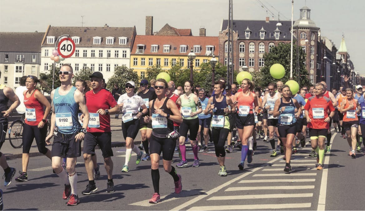 Disponera dina krafter och löp i jämn takt Maratonlöpare i grupp