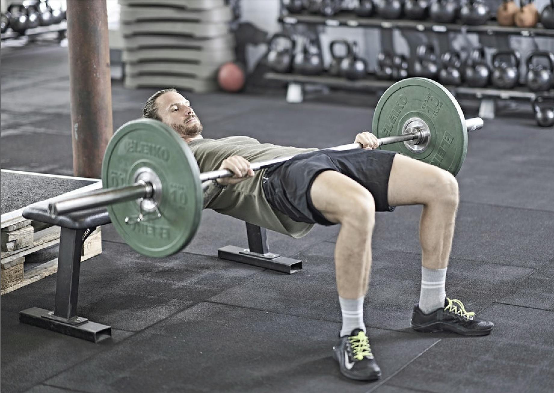Mand, der udfører rotation hip thrust
