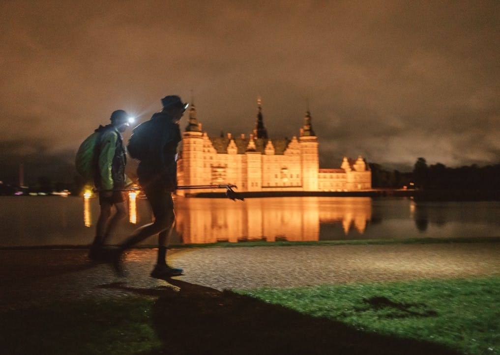 Frederiksborg Slott To personer går forbi Frederiksborg Slott i Danmark