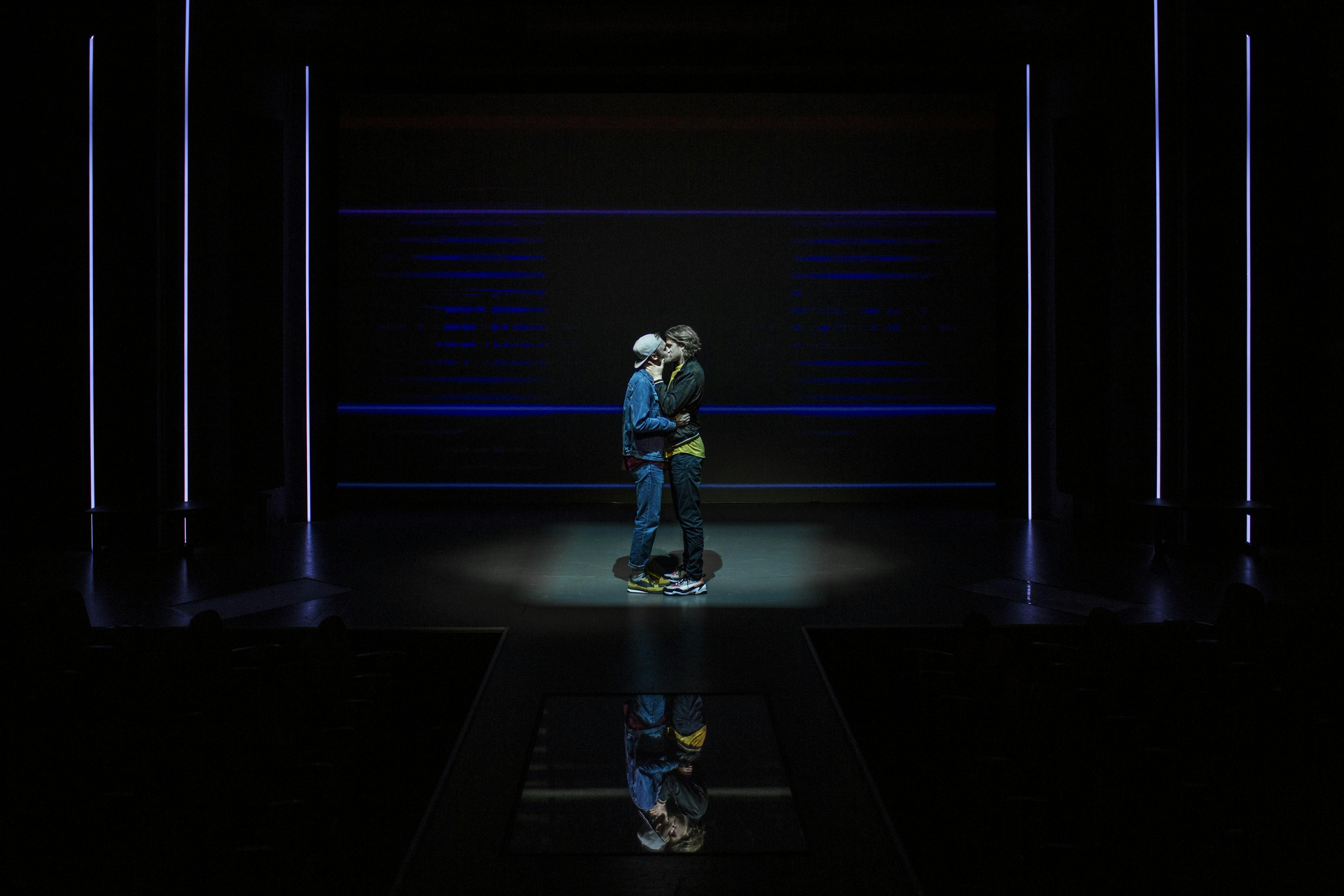 Livs journalist savner lidt mere musik og scenografi på den ellers nøgne scene. Scene fra Skam 3 teaterstykke