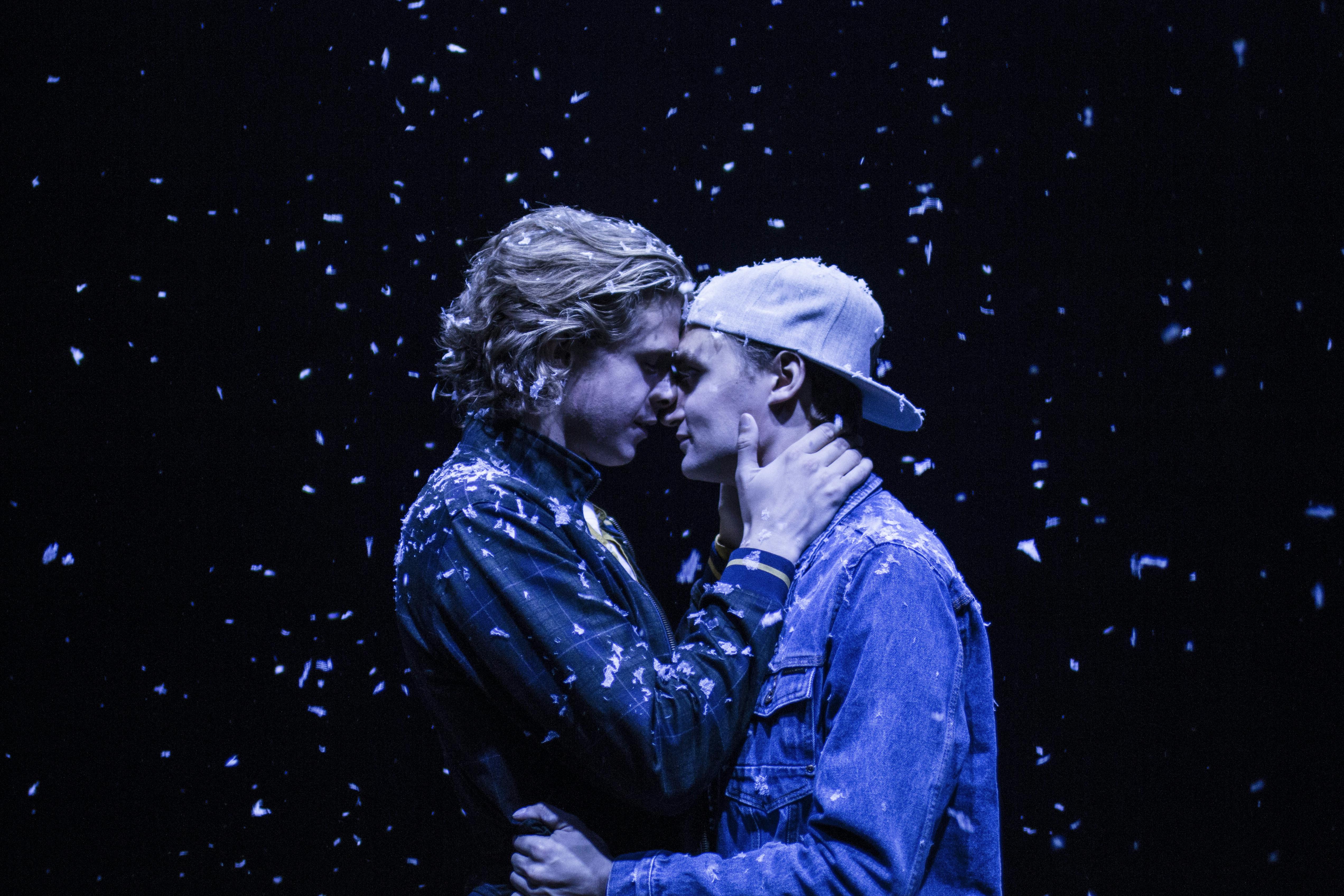 Isak (Lue Dittmann Støvelbæk) og Even (Nikolaj Groth) kysser lidenskabeligt på scenen. Og publikum følger interesseret med. Scene fra Skam 3 teaterstykke