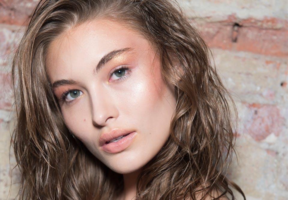 holdbar makeup til fest med setting spray og mat foundation