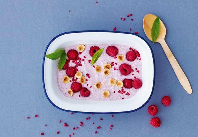 Rörd skyr med filmjölk och hallon Rörd skyr med filmjölk och hallon