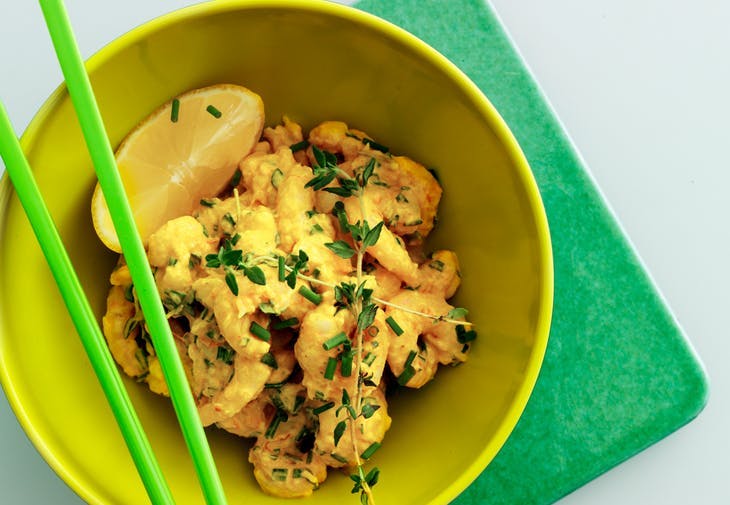 Rekesalat med skyr og gurkemeie og grønne krydderurter Rekesalat med skyr og gurkemeie og grønne krydderurter
