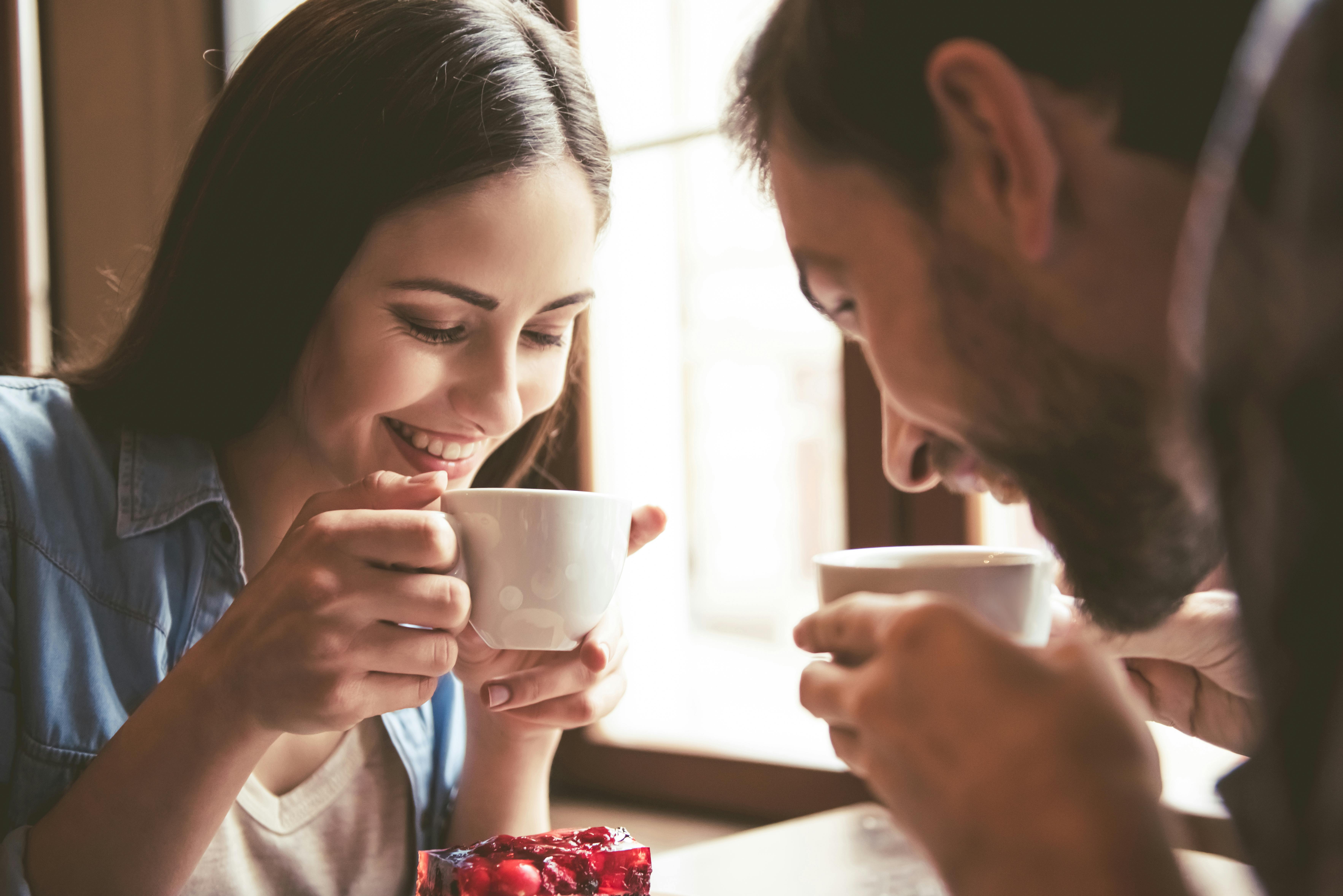 Hvis ham, at du er interesseret – så er der større chance for, at I ender på date sammen. Par på kaffe date