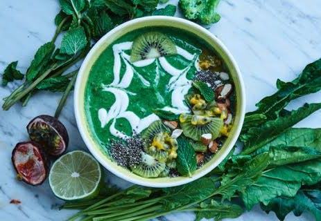 Smoothie med kvarg, broccoli, spenat, chiafrön