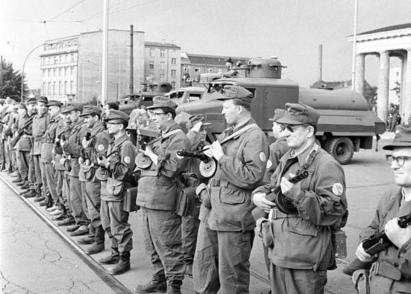 De eerste Berlijnse Muur bestond in 1961 uit een rij Oost-Duitse soldaten. De eerste Berlijnse Muur bestond in 1961 uit een rij Oost-Duitse soldaten.