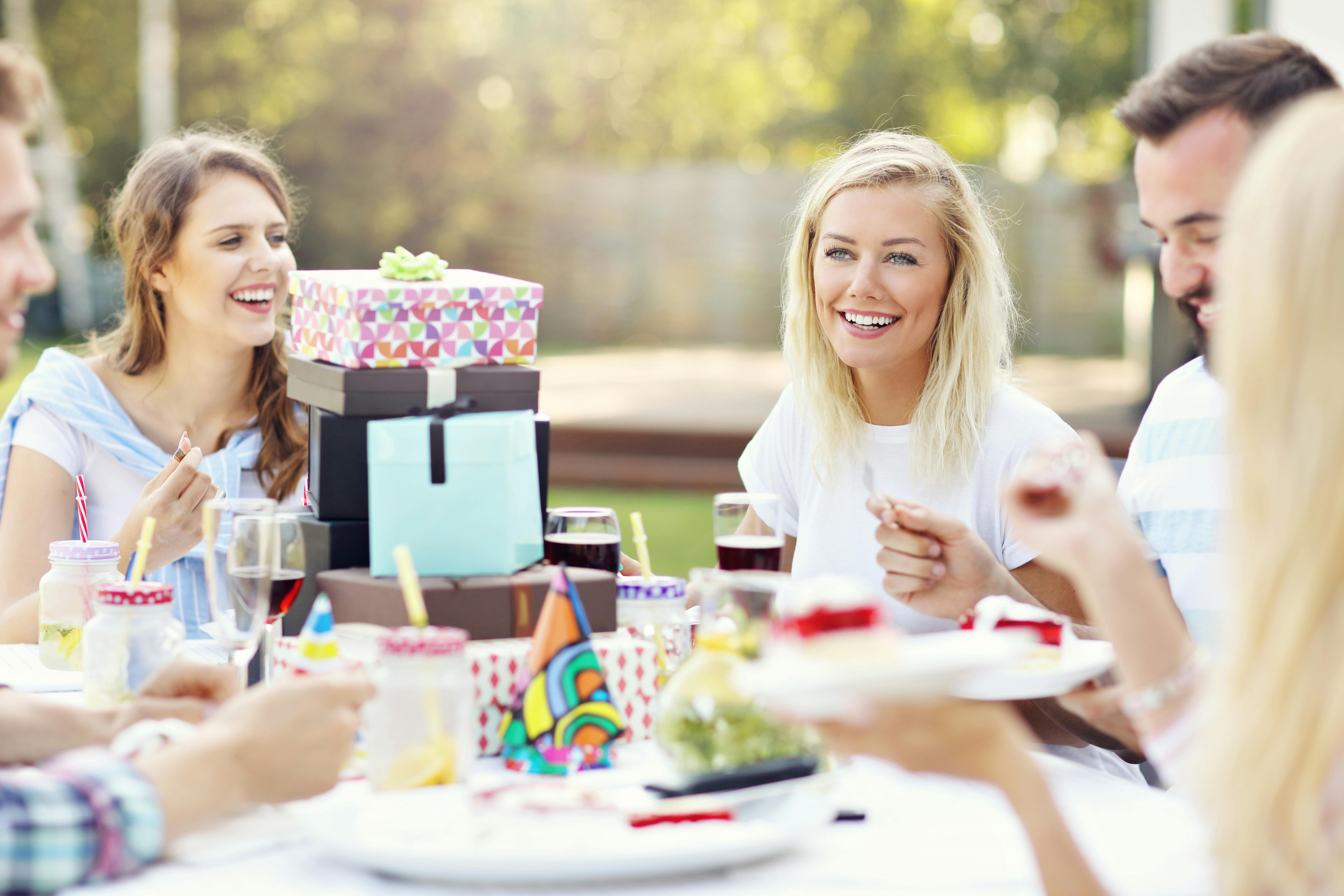 Hvor festen skal holdes, kan selvfølgelig afhænge af vejret – måske en sommerfest? Venner holder surprise party i haven