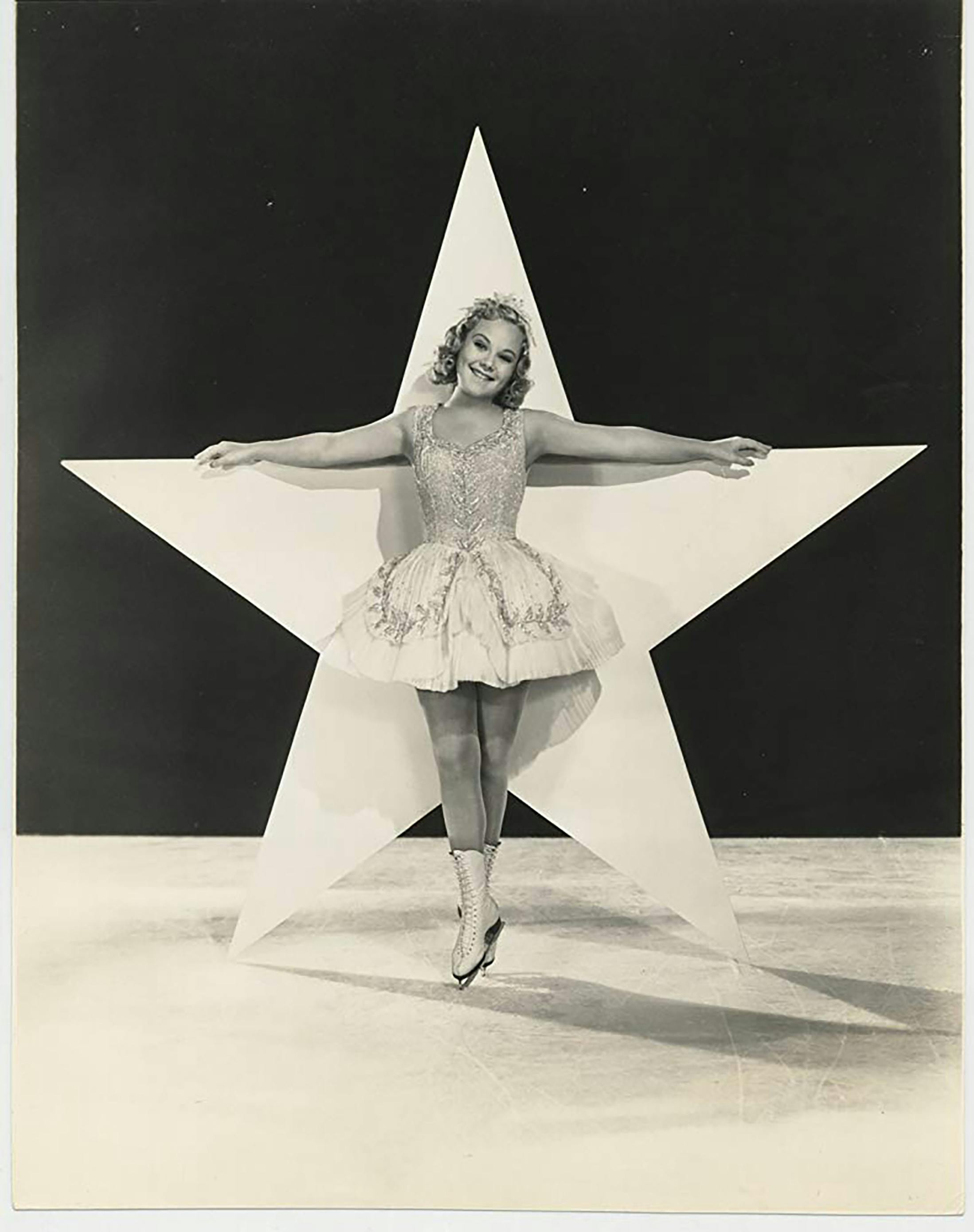 DEN FØDTE STJERNE: Sonja Henie hadde suksess både på isen og på filmlerretet. Her fra filmen «My Lucky Star» fra 1938. Sonja Henie, trapp