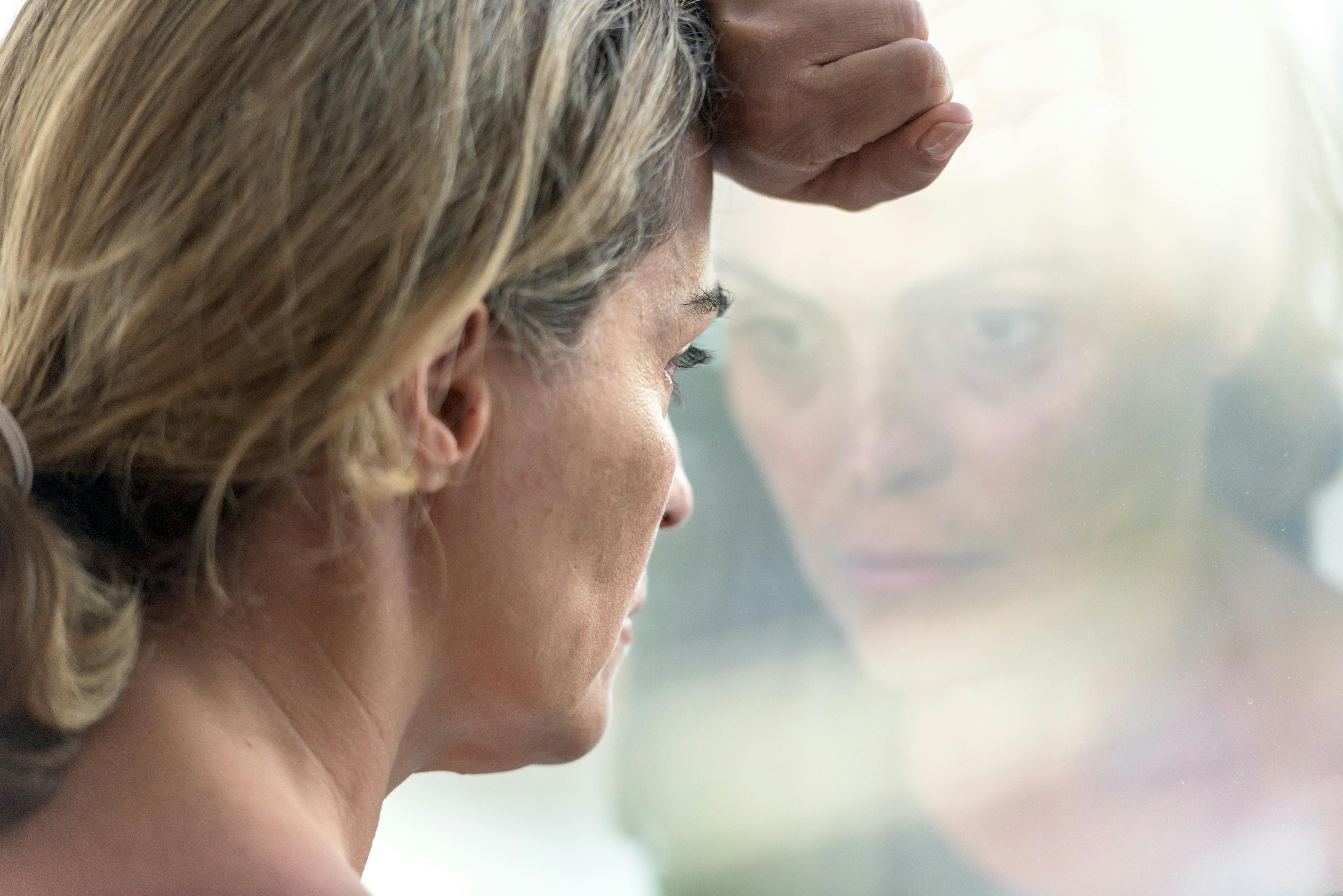 Sorgen aftager med tiden, men man skal ikke regne med, at den forsvinder helt. Moden kvinde er ked af det og kigger ud ad vinduet