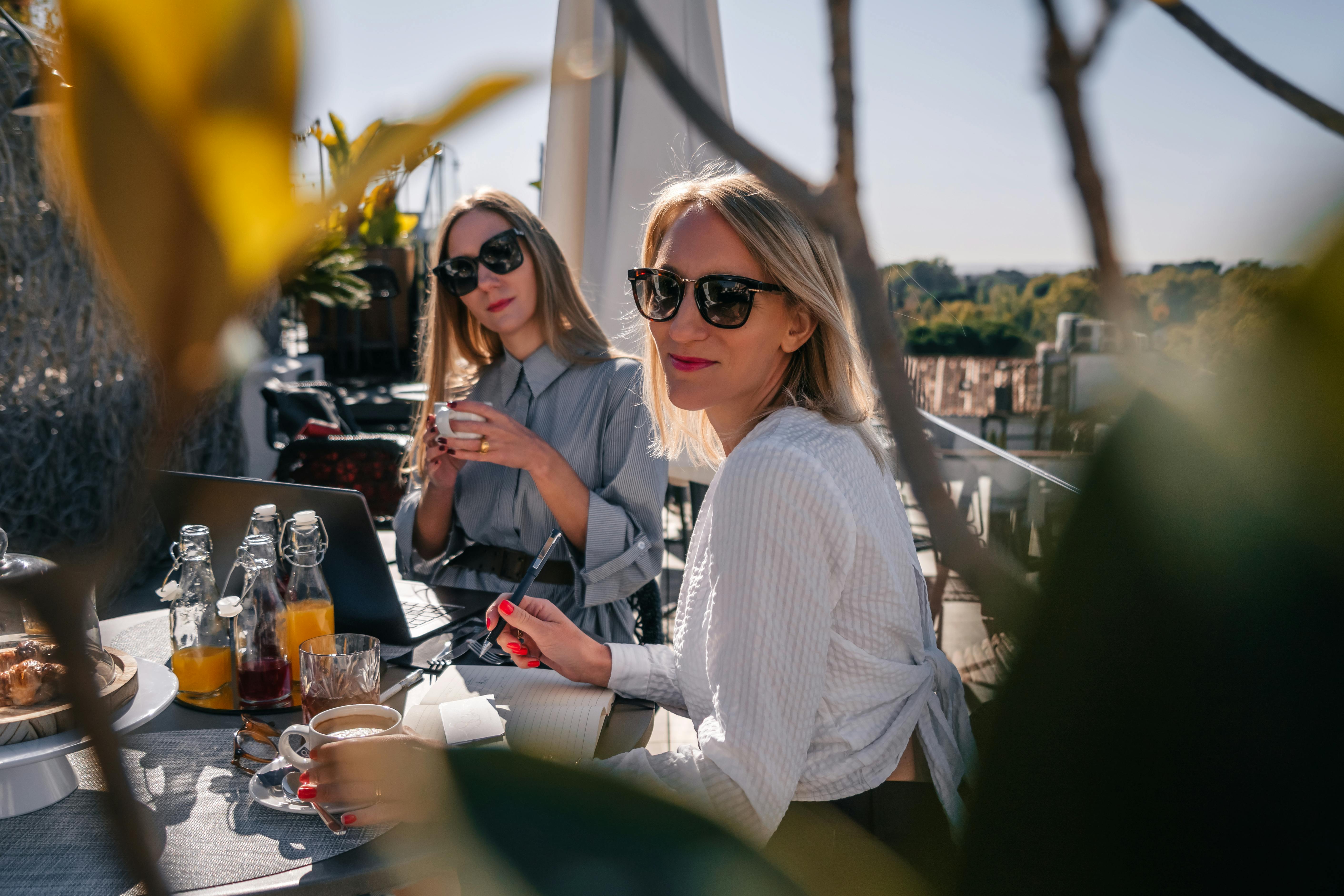 Caroline Bremar og Stine Bremar er dine Madrid-eksperter. Søstre på café i Madrid