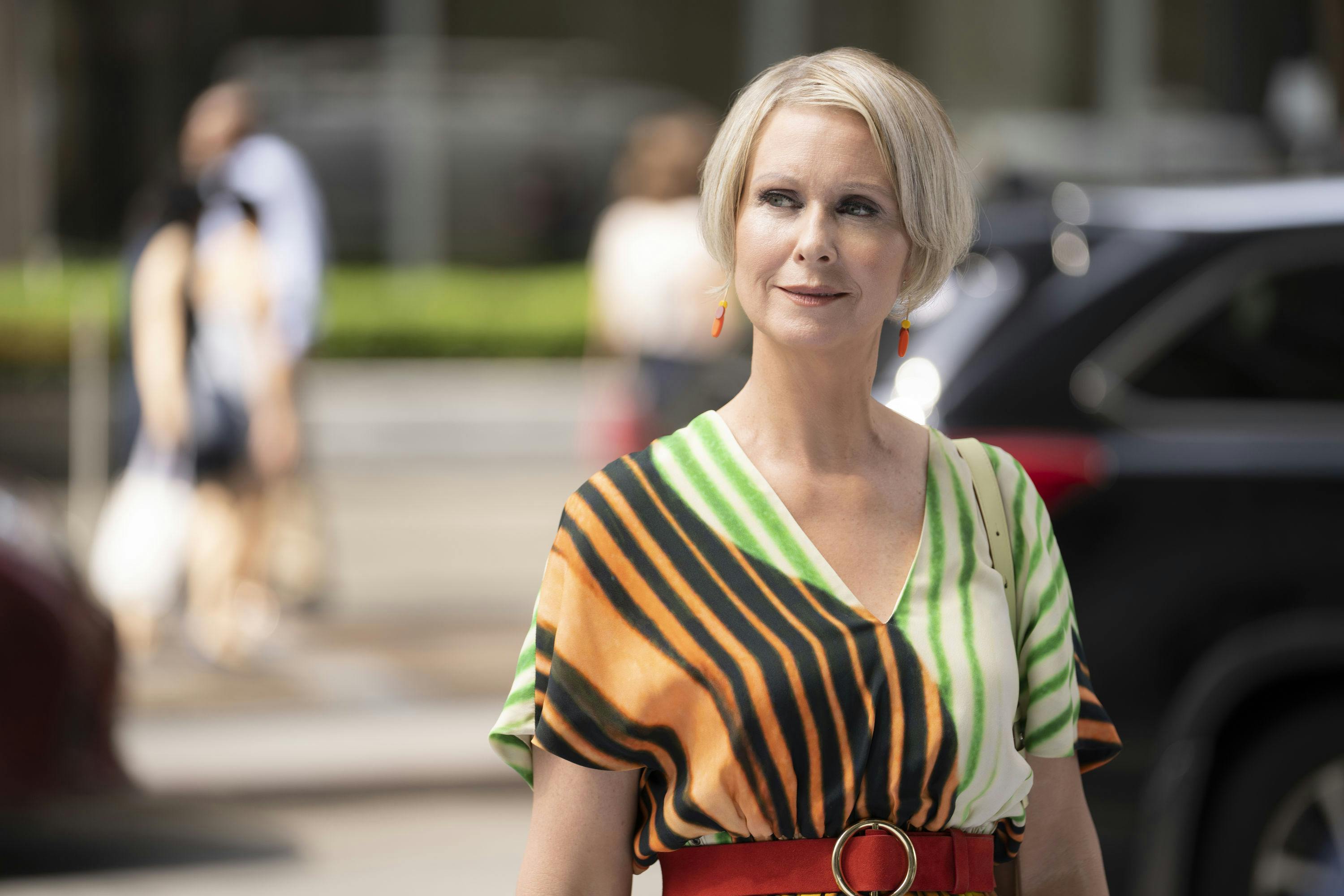 Mirandas alkoholforbrug er måske blevet lidt for stort under Corona-lockdown. Cynthia Nixon som Miranda