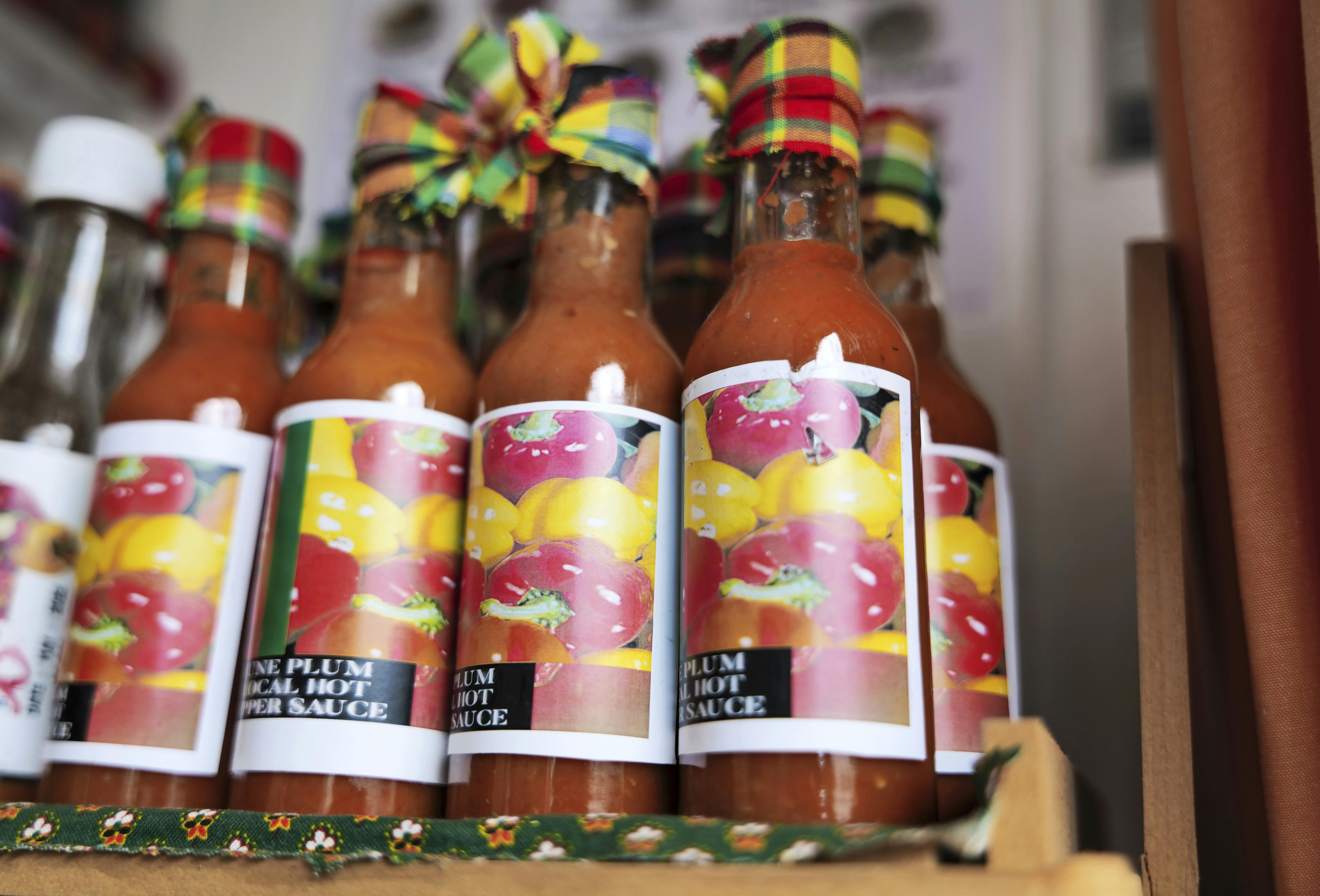 Der er hot sauce på hylderne i det lille krydderiudsalg Spicymilo. Der er hot sauce på hylderne i det lille krydderiudsalg Spicymilo.
