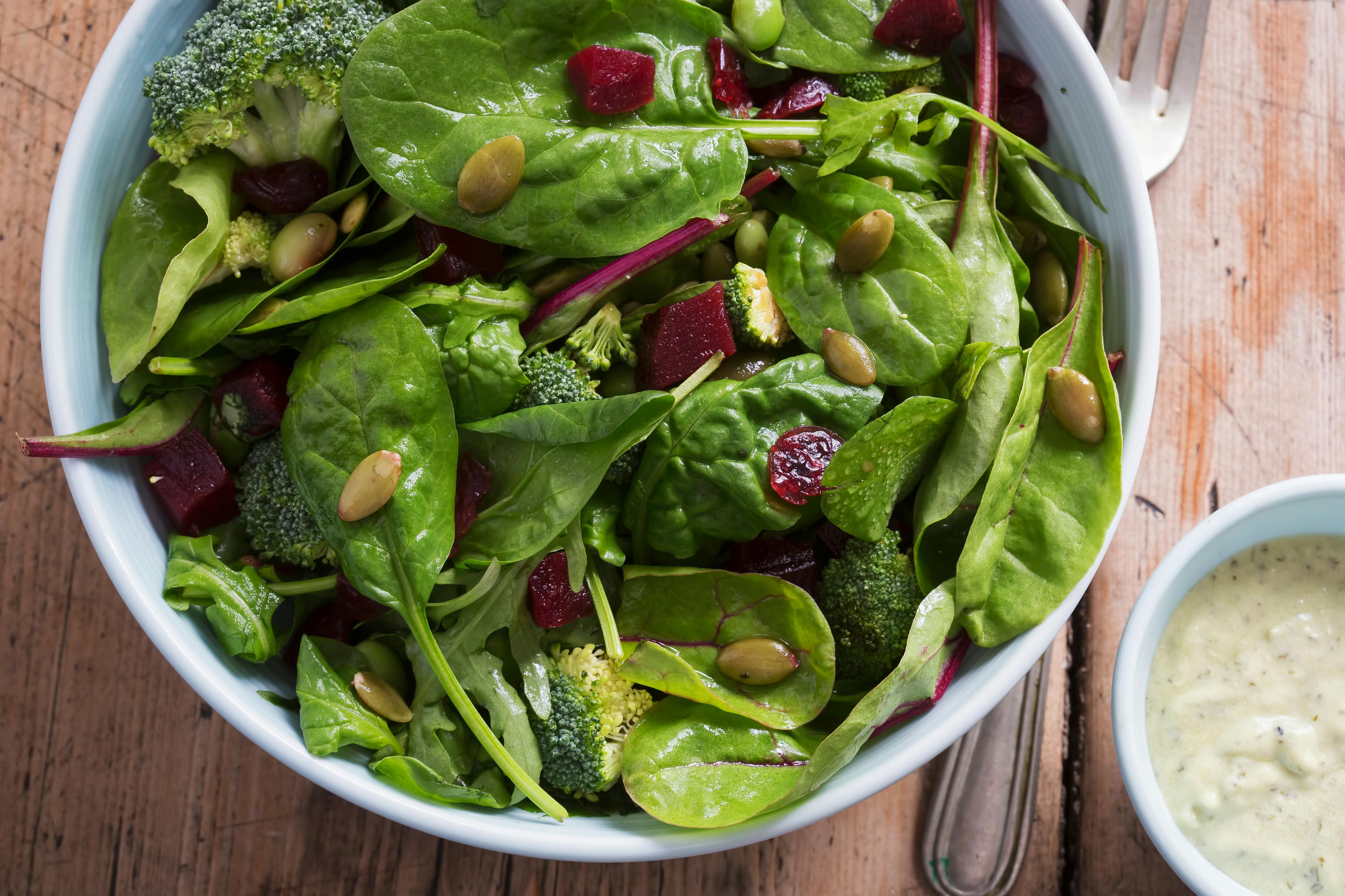 Hvad siger du til en grøn spinatsalat som denne? Dit skelet siger tak! Spinatsalat med broccoli og kerner er godt for knoglerne