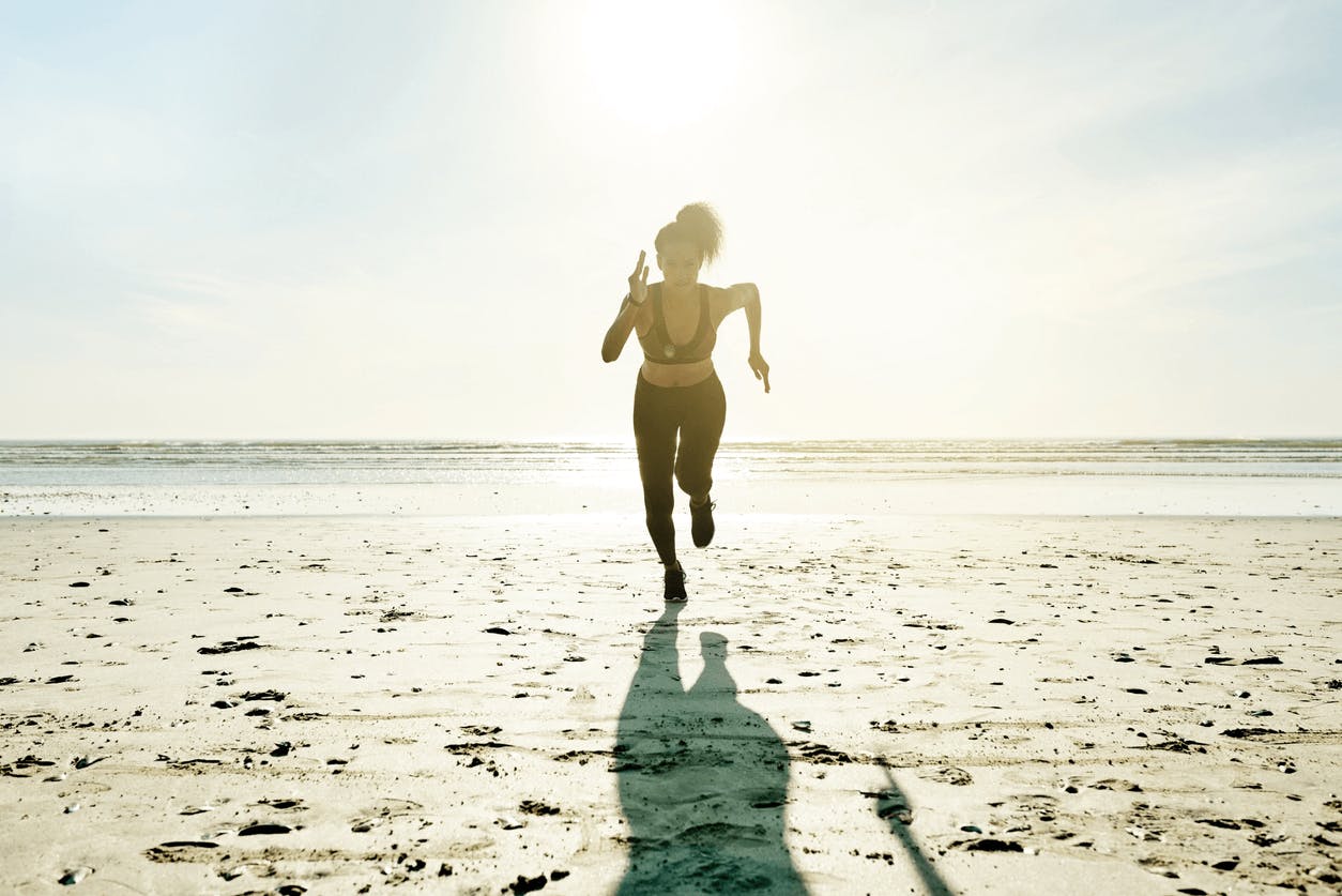 Effektiv sprint. Kvinder løber sprint på strand