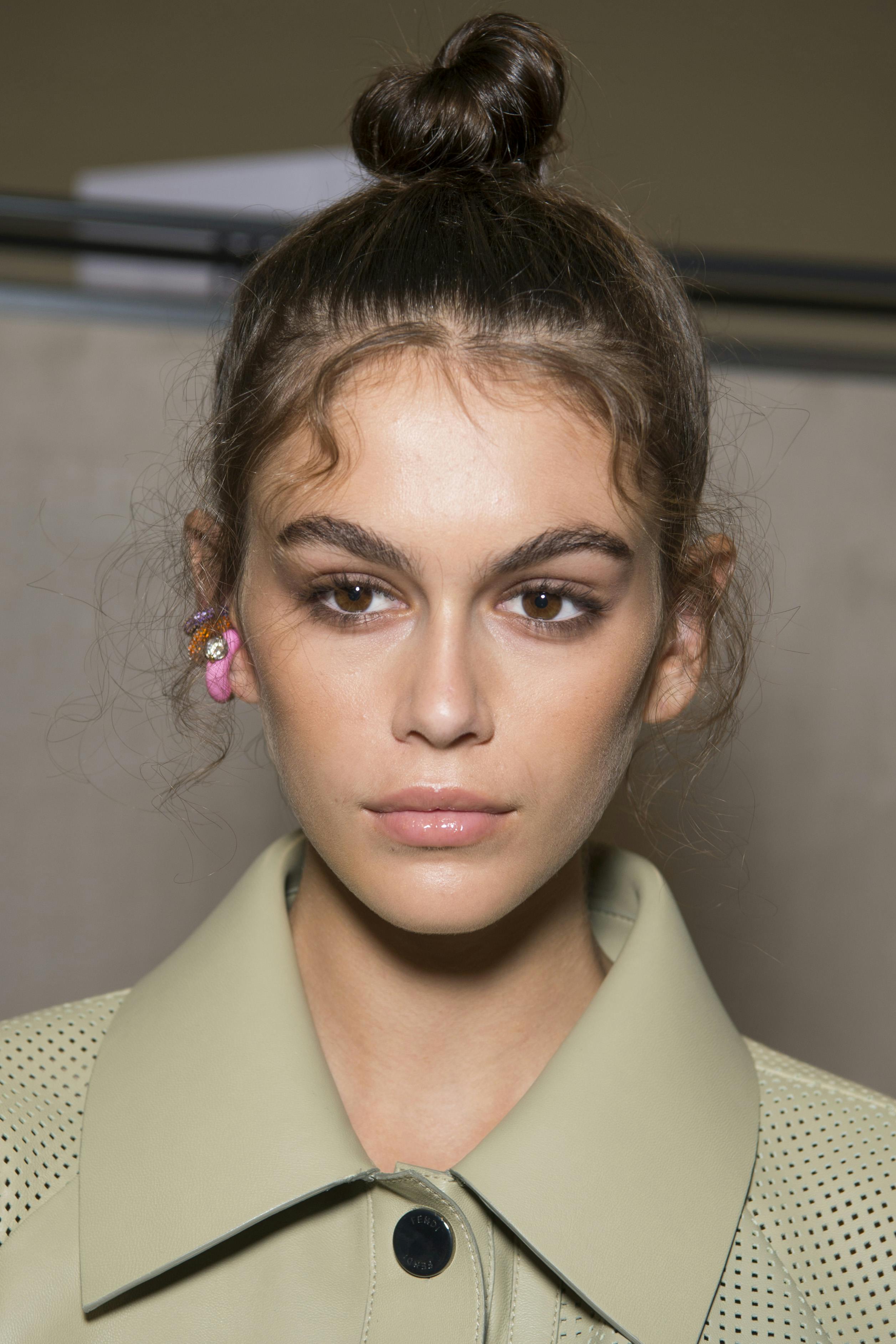 høj knold og frisure på kaia gerber