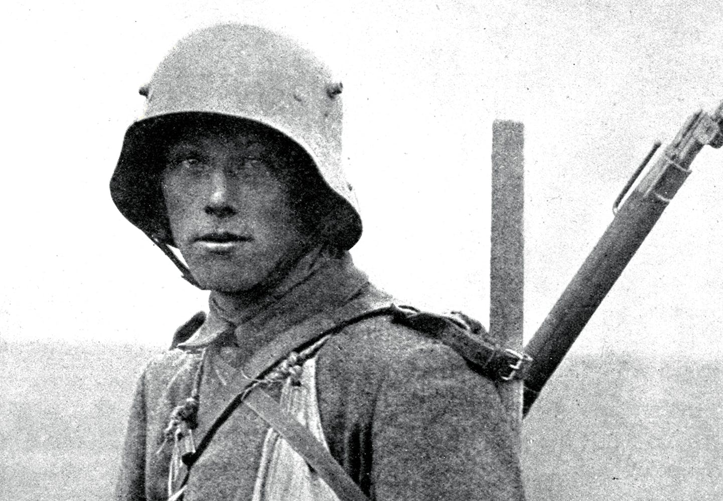 Tysk soldat med stahlhelm från första världskriget.