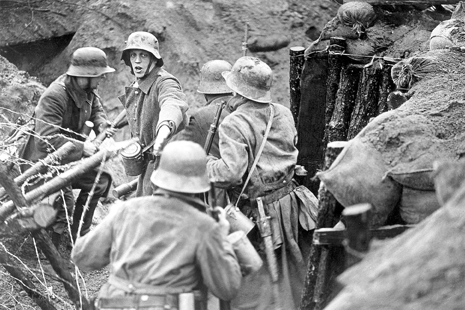 Tyska soldater i skyttegrav under första världskriget med stahlhelm av olika modell.