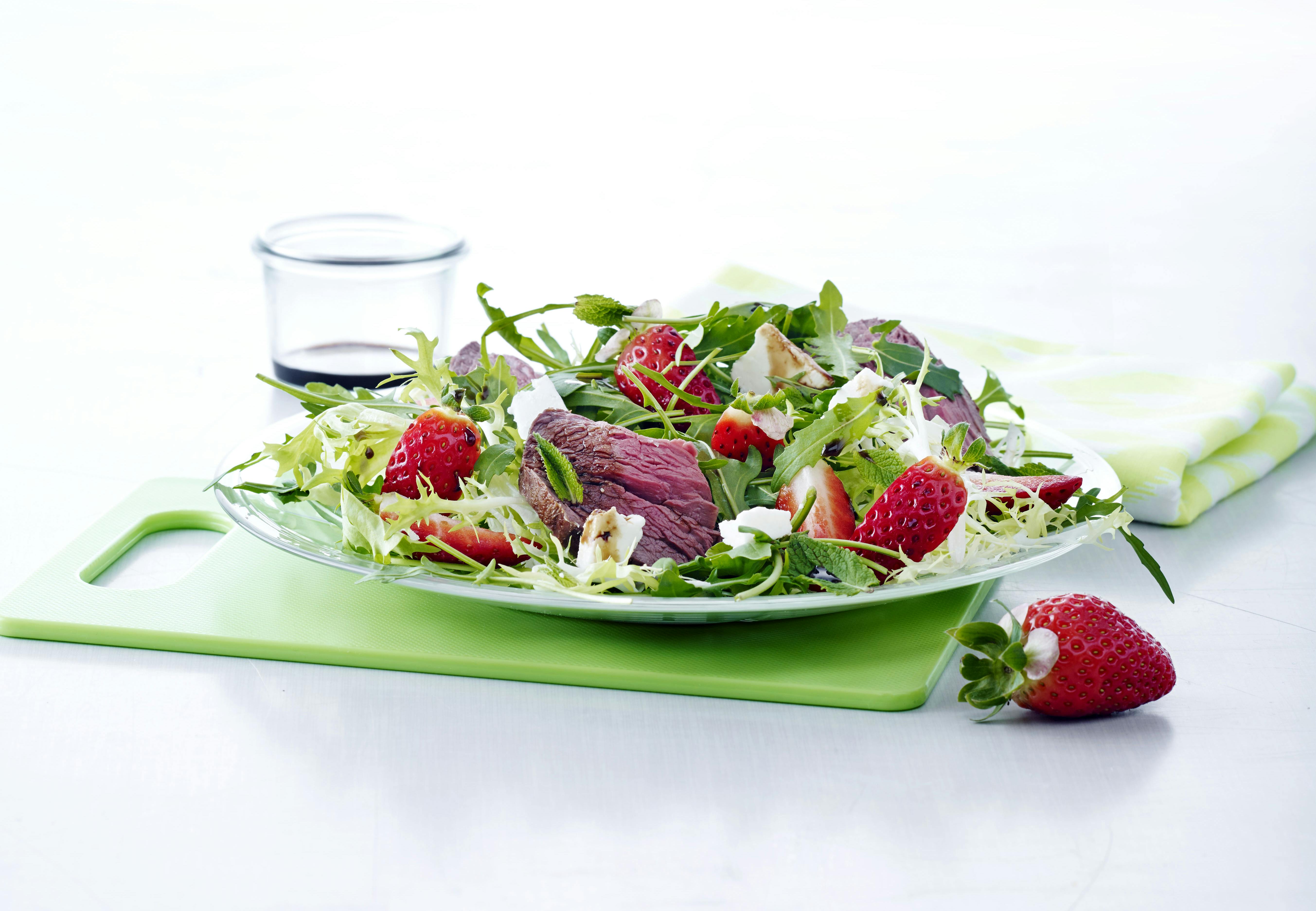 Kjøttsalat med jordbær