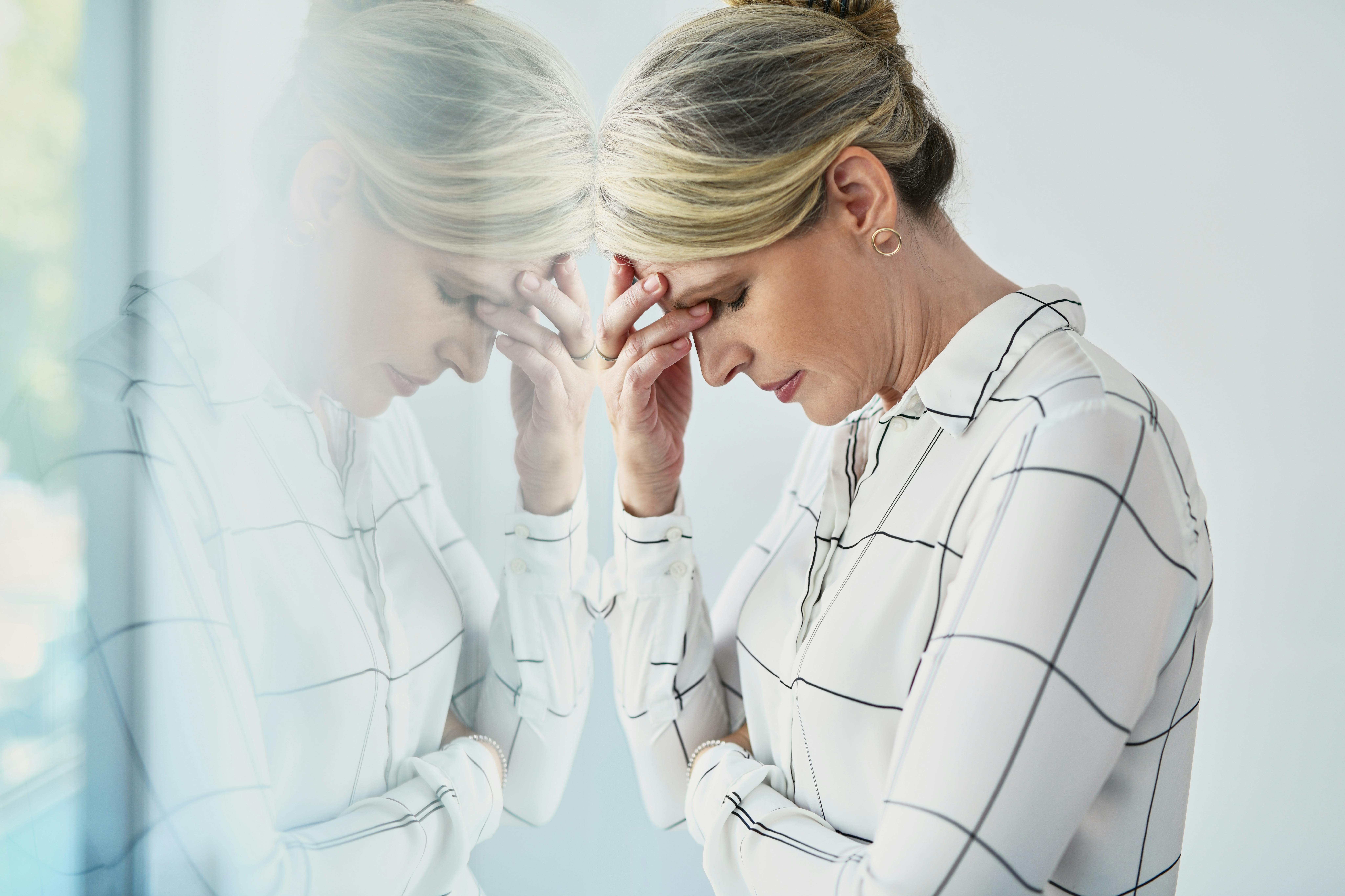 Stress er en reaktion og viser sig både fysisk, kognitivt og følelsesmæssigt. Moden kvinde er stresset