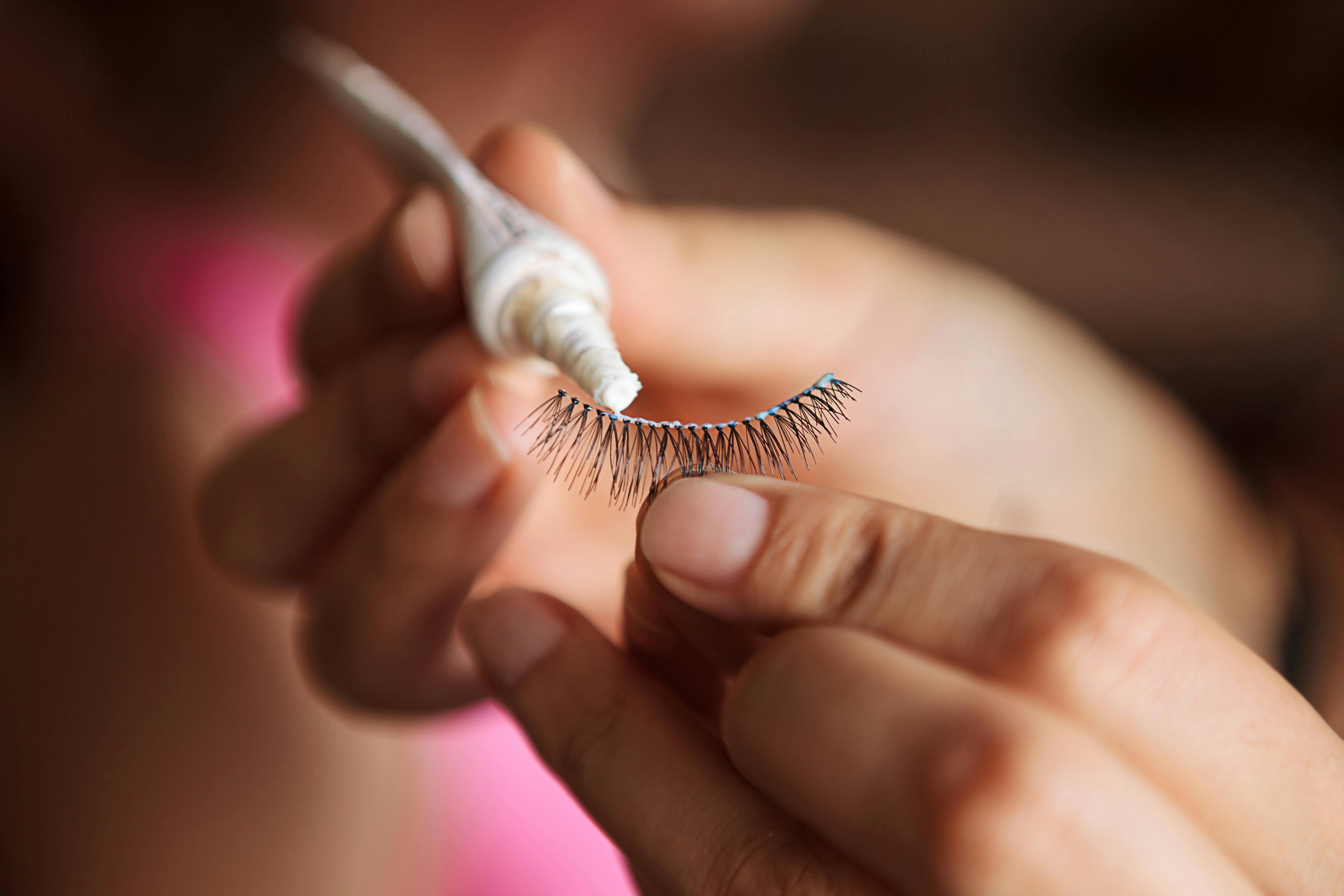 Strip lashes er øjenvippe extensions, du selv kan sætte på derhjemme. Strip lashes eyelash extensions
